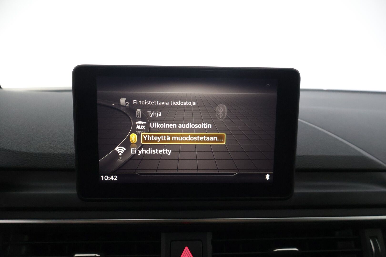 Audi A4 2019 Sedan Business Sport Comfort Edition 40 TDI 140 kW quattro S tronic  * Webasto / Ruskea nahkasisusta / P. Tutkat / Vakionopeudensäädin / LED * - Jakohihna vaihdettu 2/25 / Kahdet renkaat alumiinivanteilla / Suomi-auto 