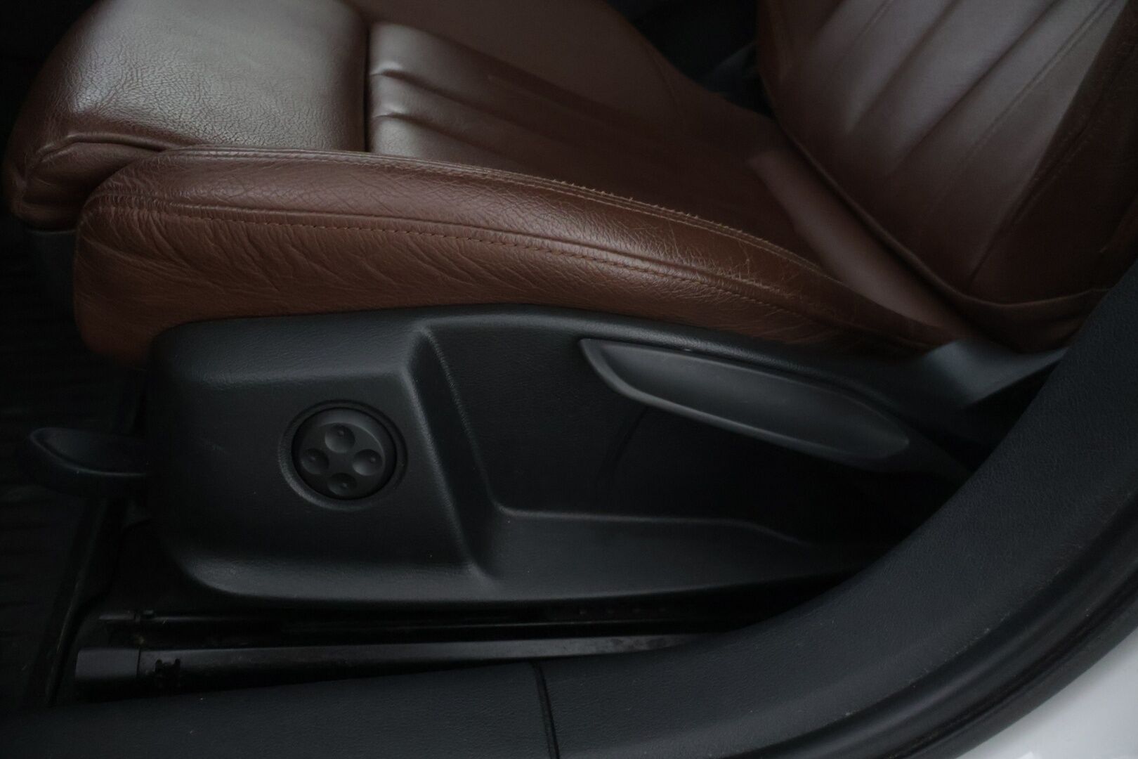 Audi A4 2019 Sedan Business Sport Comfort Edition 40 TDI 140 kW quattro S tronic  * Webasto / Ruskea nahkasisusta / P. Tutkat / Vakionopeudensäädin / LED * - Jakohihna vaihdettu 2/25 / Kahdet renkaat alumiinivanteilla / Suomi-auto 