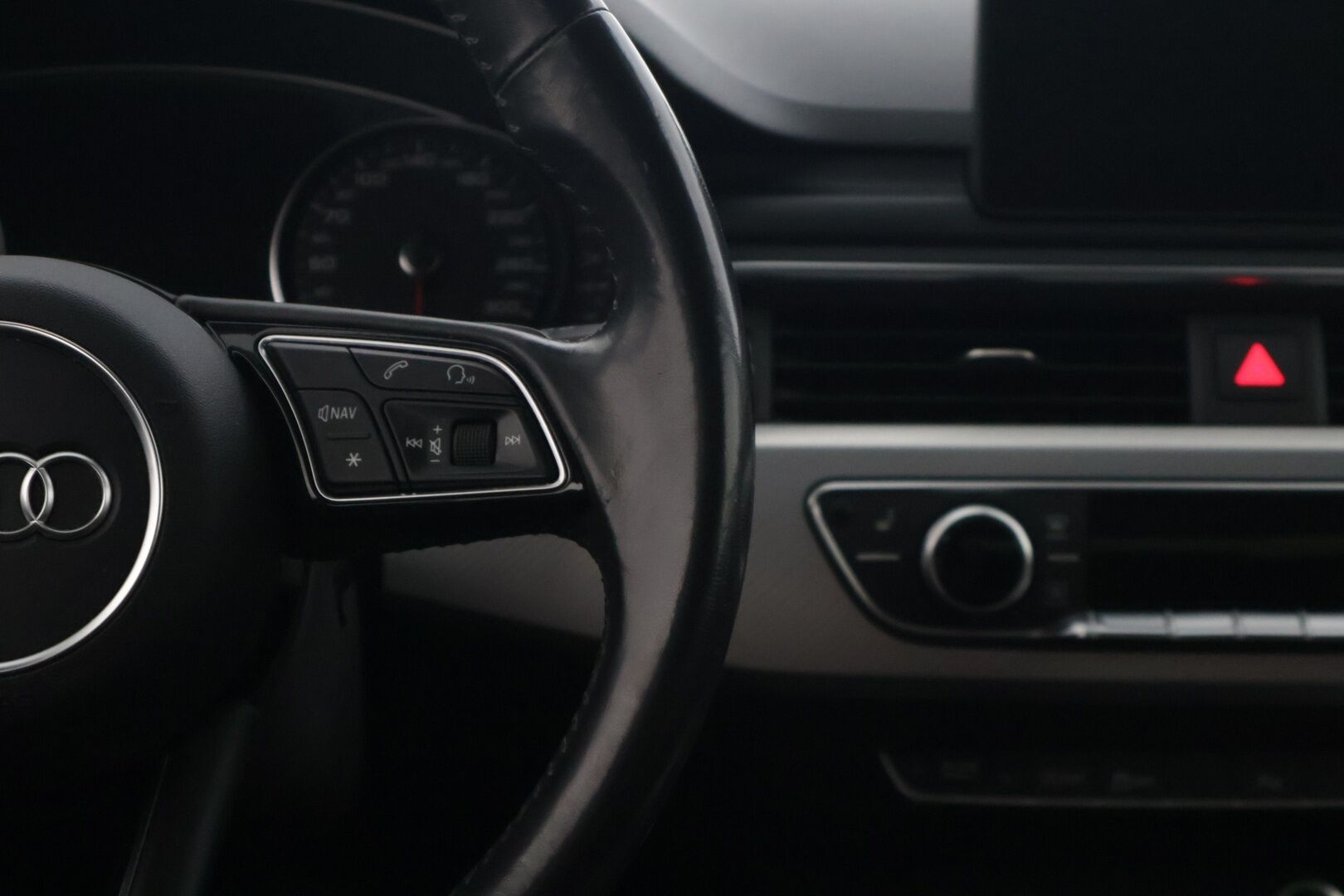 Audi A4 2019 Sedan Business Sport Comfort Edition 40 TDI 140 kW quattro S tronic  * Webasto / Ruskea nahkasisusta / P. Tutkat / Vakionopeudensäädin / LED * - Jakohihna vaihdettu 2/25 / Kahdet renkaat alumiinivanteilla / Suomi-auto 