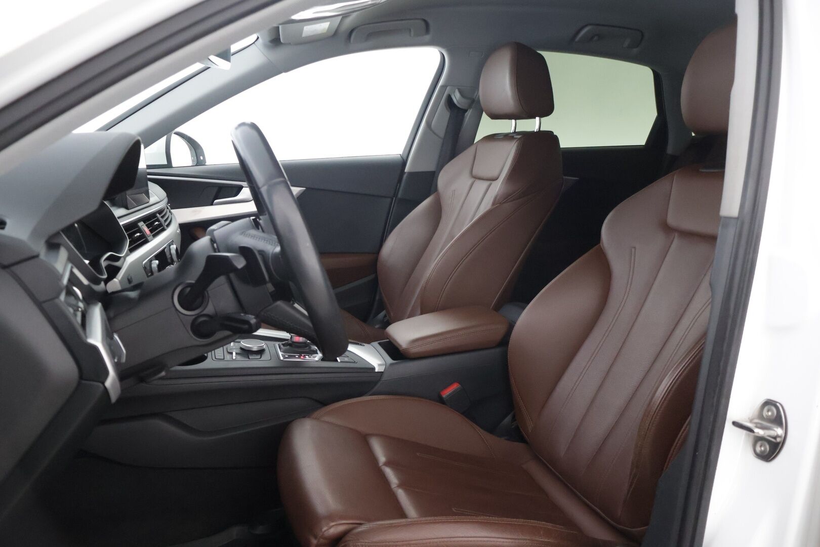 Audi A4 2019 Sedan Business Sport Comfort Edition 40 TDI 140 kW quattro S tronic  * Webasto / Ruskea nahkasisusta / P. Tutkat / Vakionopeudensäädin / LED * - Jakohihna vaihdettu 2/25 / Kahdet renkaat alumiinivanteilla / Suomi-auto 