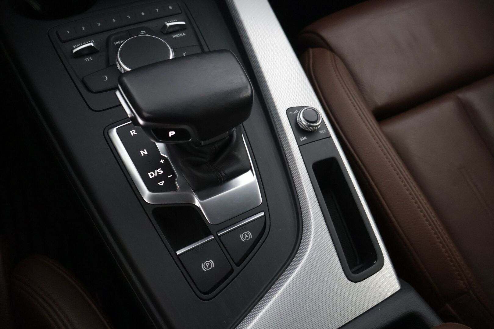 Audi A4 2019 Sedan Business Sport Comfort Edition 40 TDI 140 kW quattro S tronic  * Webasto / Ruskea nahkasisusta / P. Tutkat / Vakionopeudensäädin / LED * - Jakohihna vaihdettu 2/25 / Kahdet renkaat alumiinivanteilla / Suomi-auto 