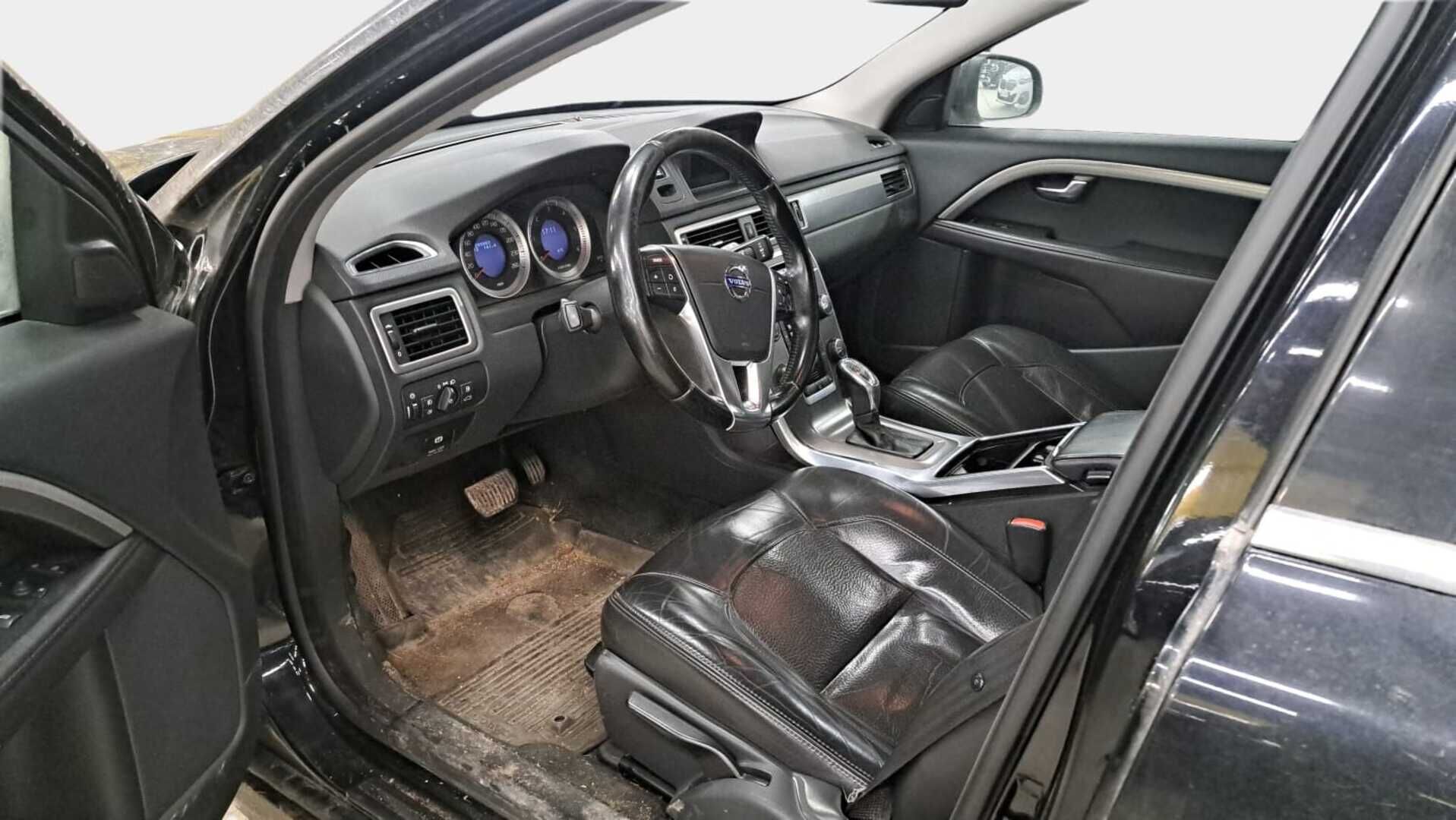 Volvo V70 2013 D4 Momentum aut * Vakionopeudensäädin / Tutkat takana / Täysnahat / Koukku * - 2 Hyvät renkaat alumiini vanteilla / Isoimmat huollot juuri tehty! - HULLUT BLACKWEEK JATKOT - KORKOTARJOUS 2,49%