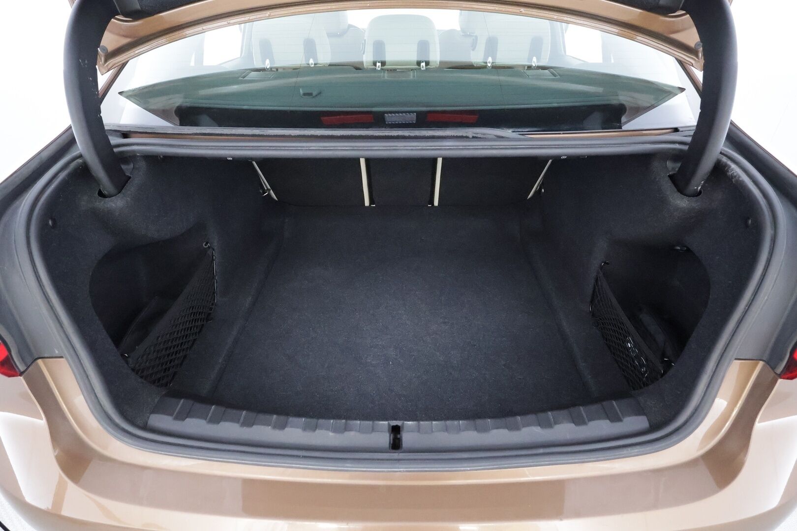 BMW 330 2019 G20 Sedan 330i A Launch Edition Sport * Vakkari / Webasto / Hifi / Kaarrevalot / Sporttinahat / Comfort Access / Navi * - Suomi-auto / Kahdet renkaat aluvanteilla / Himoittu Bronze metalliväri