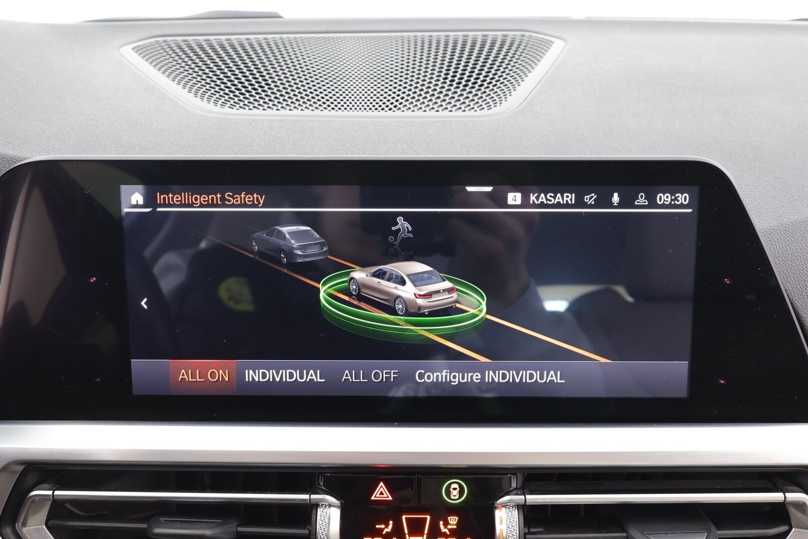 BMW 330 2019 G20 Sedan 330i A Launch Edition Sport * Vakkari / Webasto / Hifi / Kaarrevalot / Sporttinahat / Comfort Access / Navi * - Suomi-auto / Kahdet renkaat aluvanteilla / Himoittu Bronze metalliväri