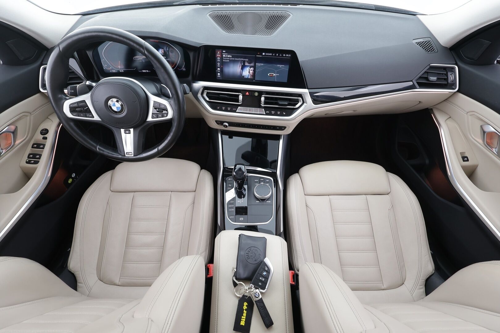 BMW 330 2019 G20 Sedan 330i A Launch Edition Sport * Vakkari / Webasto / Hifi / Kaarrevalot / Sporttinahat / Comfort Access / Navi * - Suomi-auto / Kahdet renkaat aluvanteilla / Himoittu Bronze metalliväri