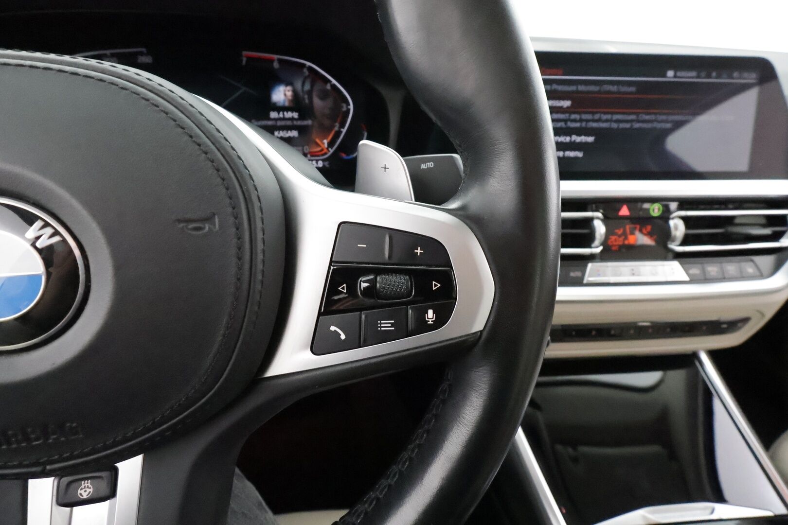 BMW 330 2019 G20 Sedan 330i A Launch Edition Sport * Vakkari / Webasto / Hifi / Kaarrevalot / Sporttinahat / Comfort Access / Navi * - Suomi-auto / Kahdet renkaat aluvanteilla / Himoittu Bronze metalliväri