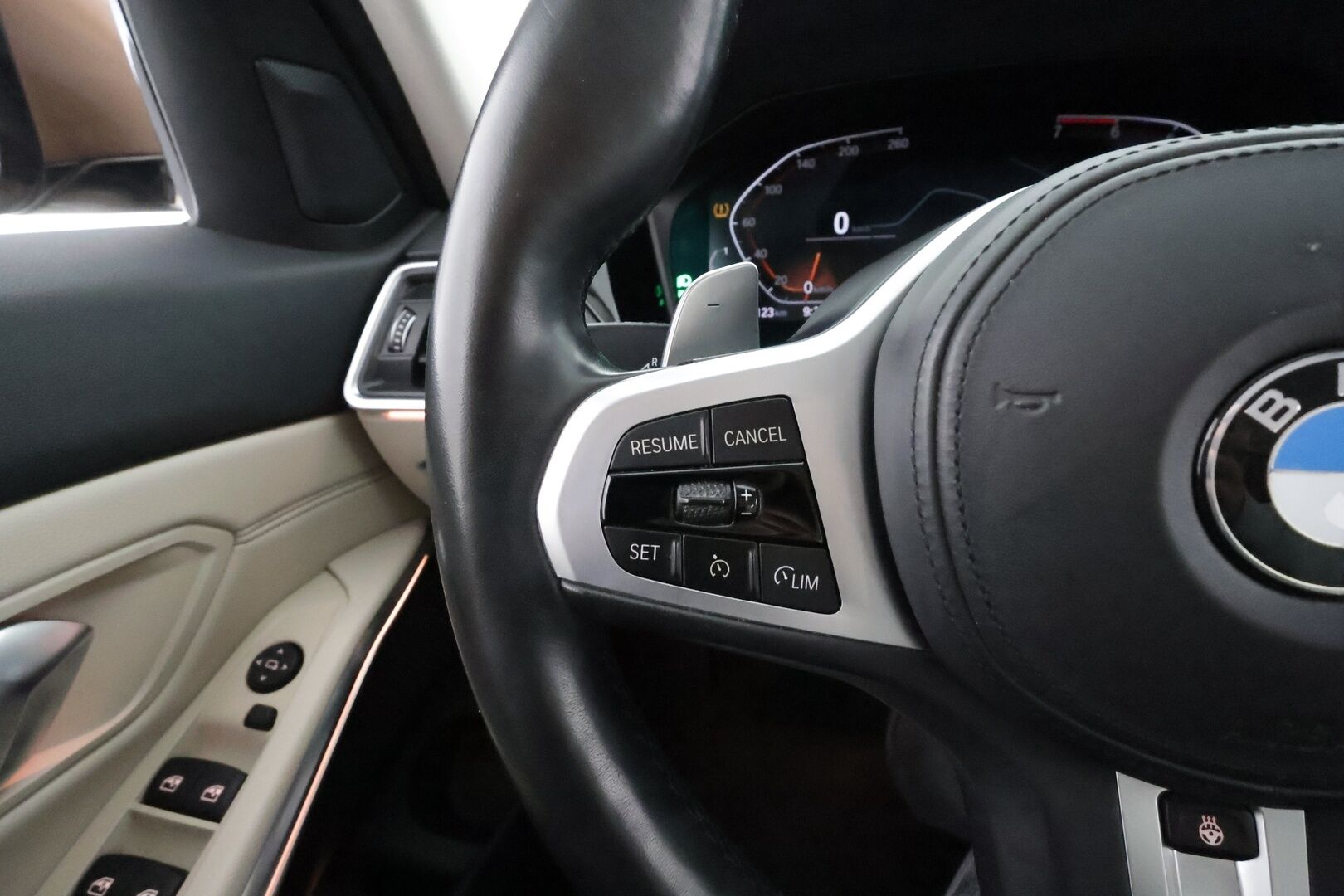 BMW 330 2019 G20 Sedan 330i A Launch Edition Sport * Vakkari / Webasto / Hifi / Kaarrevalot / Sporttinahat / Comfort Access / Navi * - Suomi-auto / Kahdet renkaat aluvanteilla / Himoittu Bronze metalliväri