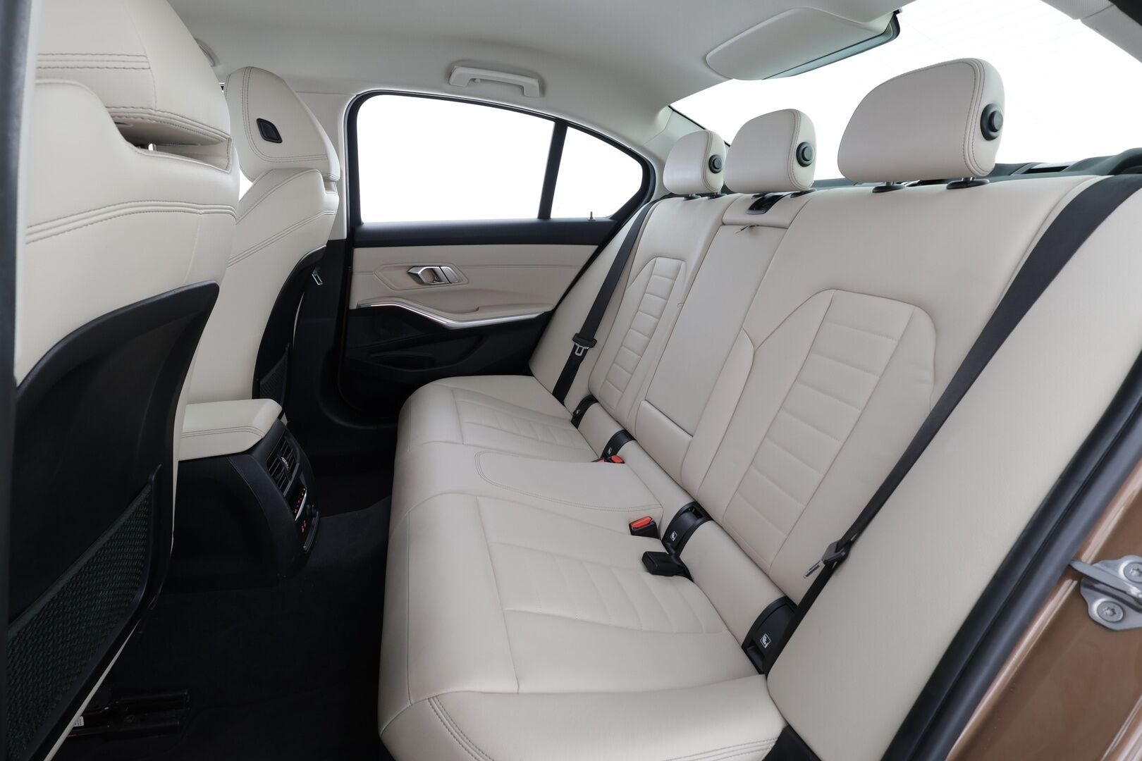 BMW 330 2019 G20 Sedan 330i A Launch Edition Sport * Vakkari / Webasto / Hifi / Kaarrevalot / Sporttinahat / Comfort Access / Navi * - Suomi-auto / Kahdet renkaat aluvanteilla / Himoittu Bronze metalliväri