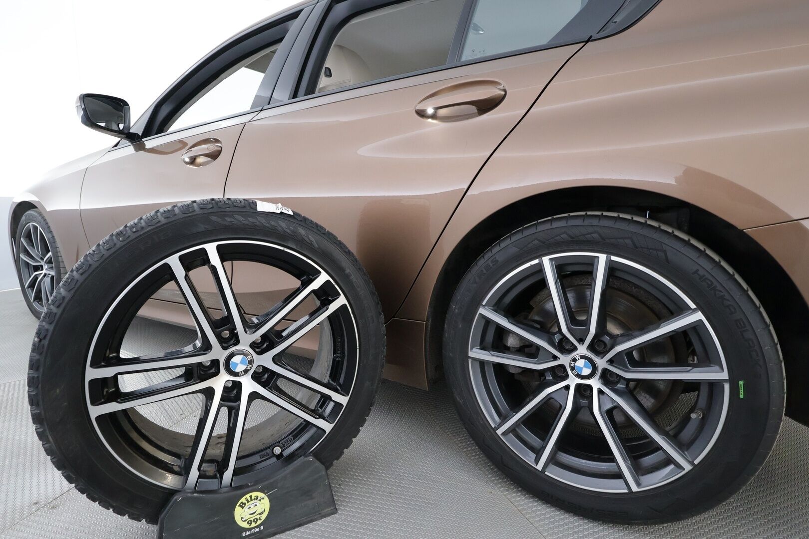 BMW 330 2019 G20 Sedan 330i A Launch Edition Sport * Vakkari / Webasto / Hifi / Kaarrevalot / Sporttinahat / Comfort Access / Navi * - Suomi-auto / Kahdet renkaat aluvanteilla / Himoittu Bronze metalliväri
