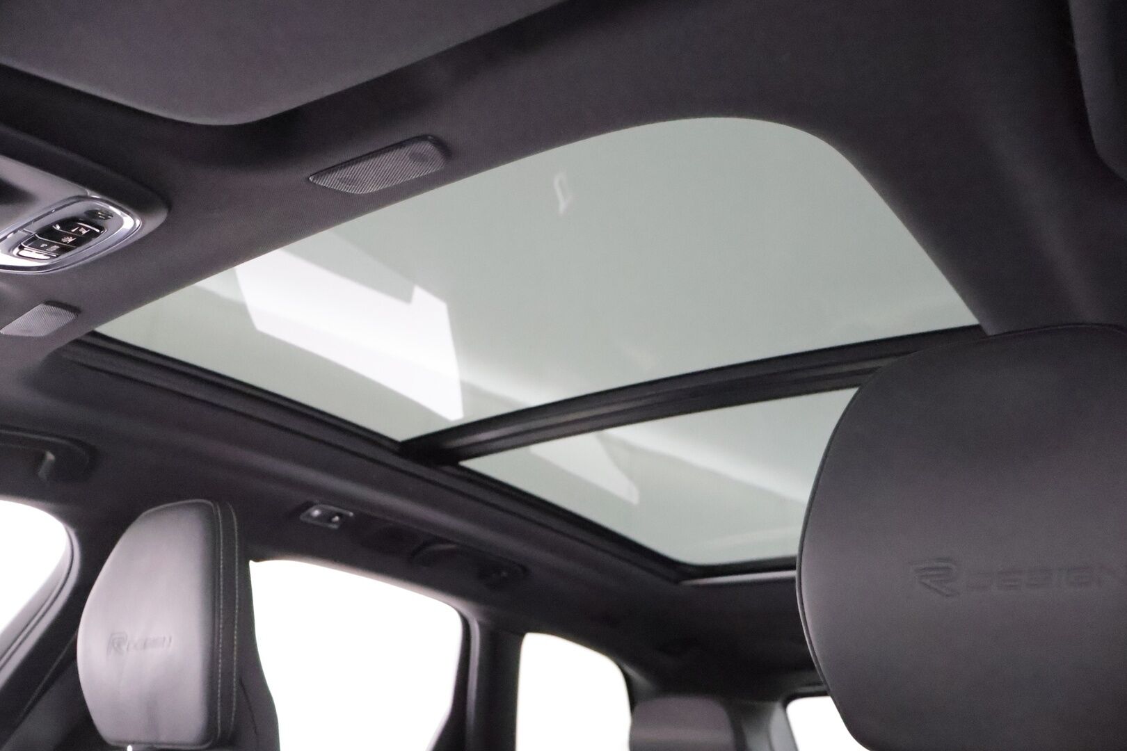 Volvo XC60 2019 T8 AWD R-Design aut * Harman&Kardon / Koukku / Adapt.vakkari / KeyLess / Kamera / Muistipenkki / Full-LED / Panoraama - 3,99 % KORKOTARJOUS TÄHÄN AUTOON - Akkutesti AVILOO 87/100! Kovilla varusteilla hyvin pidetty yksilö tarjolla!
