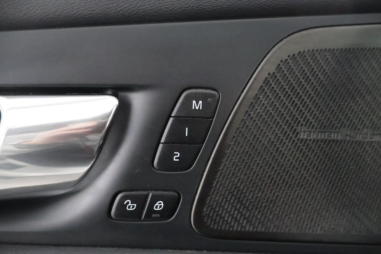 Volvo XC60 2019 T8 AWD R-Design aut * Harman&Kardon / Koukku / Adapt.vakkari / KeyLess / Kamera / Muistipenkki / Full-LED / Panoraama - 3,99 % KORKOTARJOUS TÄHÄN AUTOON - Akkutesti AVILOO 87/100! Kovilla varusteilla hyvin pidetty yksilö tarjolla!