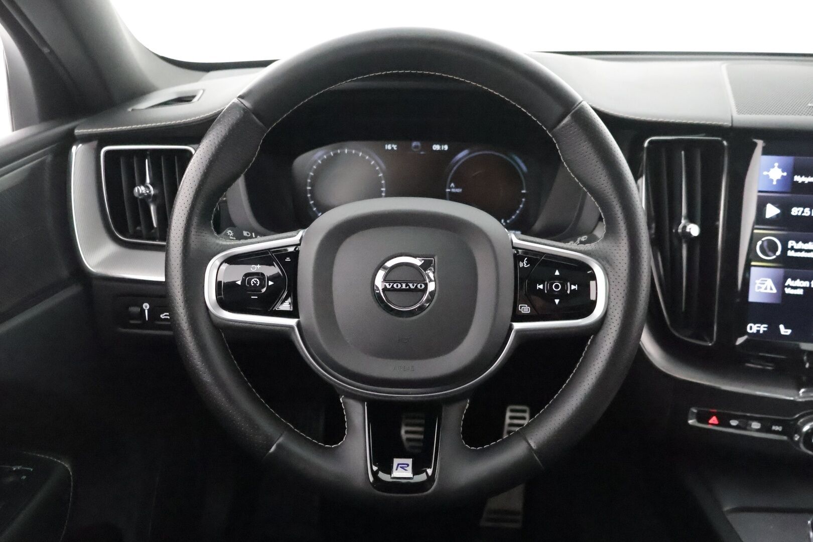 Volvo XC60 2019 T8 AWD R-Design aut * Harman&Kardon / Koukku / Adapt.vakkari / KeyLess / Kamera / Muistipenkki / Full-LED / Panoraama - 3,99 % KORKOTARJOUS TÄHÄN AUTOON - Akkutesti AVILOO 87/100! Kovilla varusteilla hyvin pidetty yksilö tarjolla!