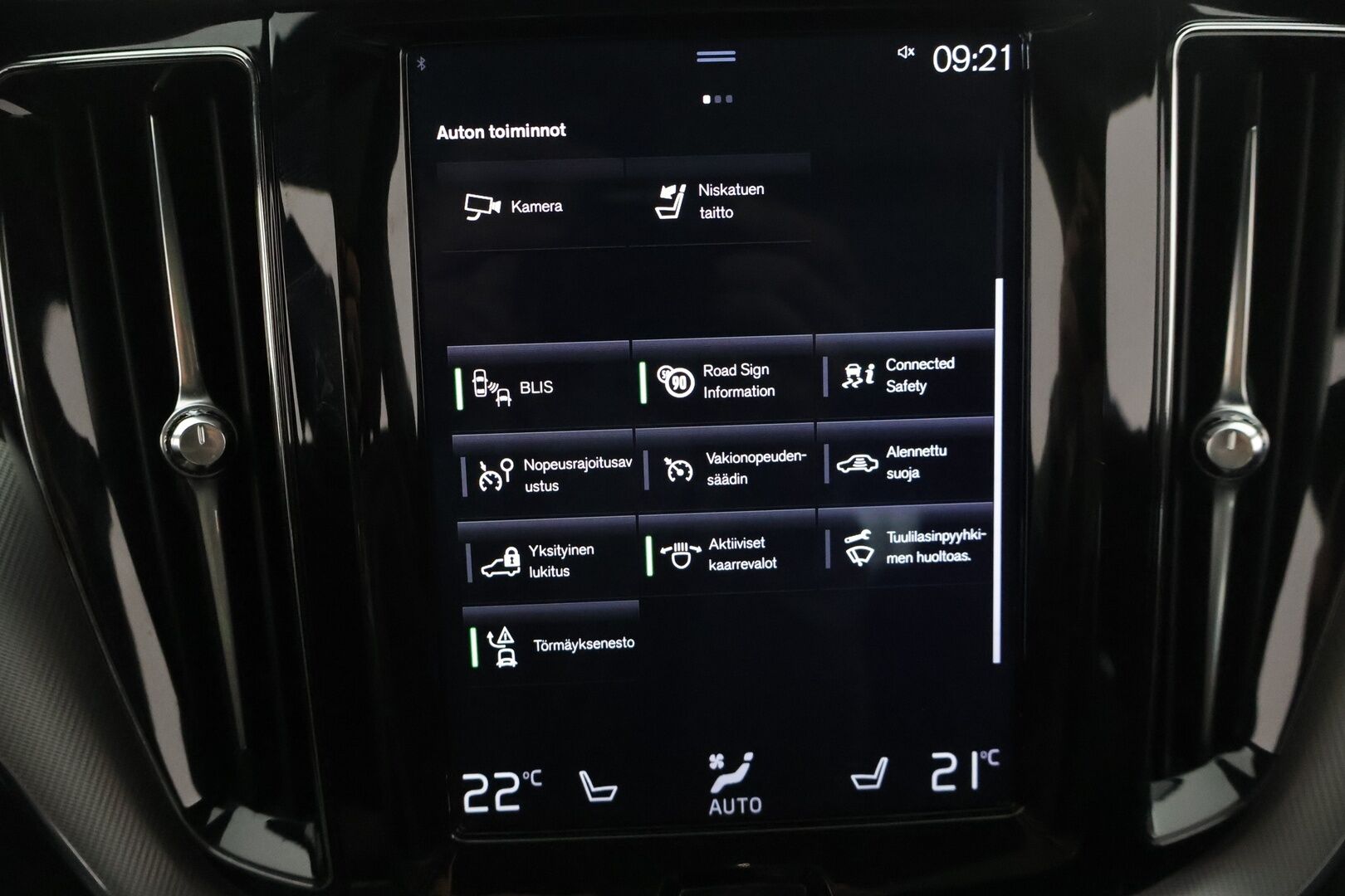 Volvo XC60 2019 T8 AWD R-Design aut * Harman&Kardon / Koukku / Adapt.vakkari / KeyLess / Kamera / Muistipenkki / Full-LED / Panoraama - 3,99 % KORKOTARJOUS TÄHÄN AUTOON - Akkutesti AVILOO 87/100! Kovilla varusteilla hyvin pidetty yksilö tarjolla!