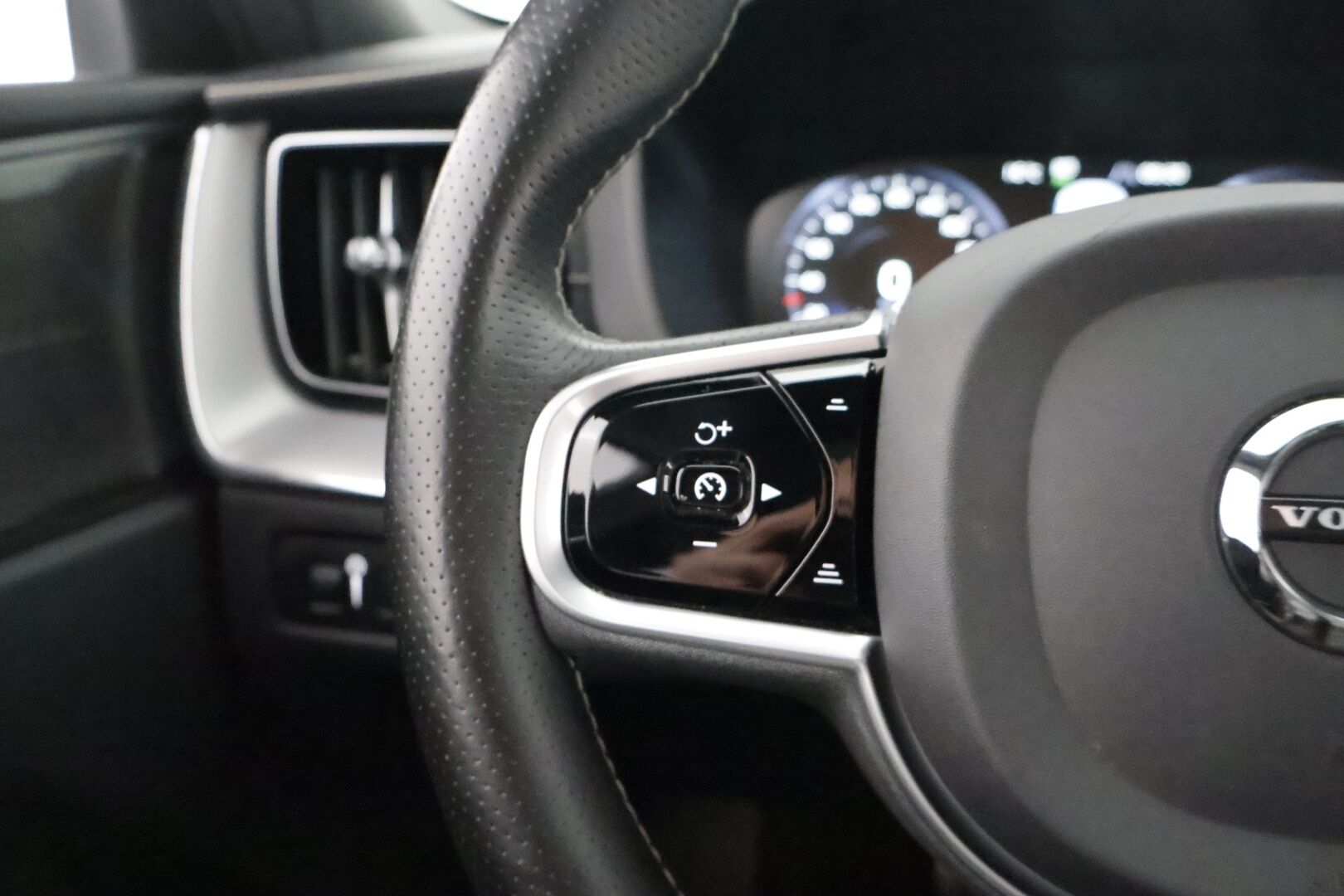 Volvo XC60 2019 T8 AWD R-Design aut * Harman&Kardon / Koukku / Adapt.vakkari / KeyLess / Kamera / Muistipenkki / Full-LED / Panoraama - 3,99 % KORKOTARJOUS TÄHÄN AUTOON - Akkutesti AVILOO 87/100! Kovilla varusteilla hyvin pidetty yksilö tarjolla!