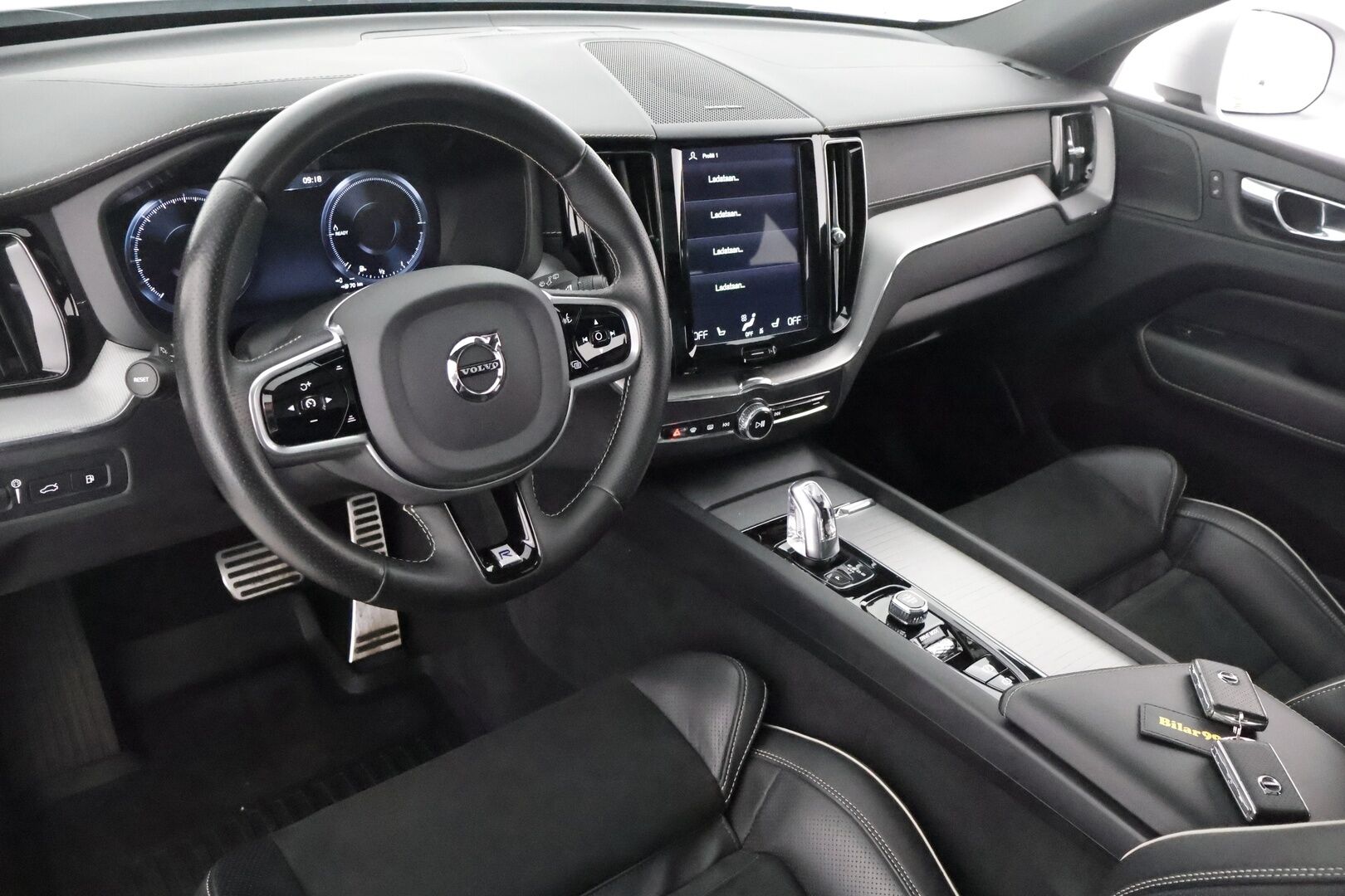 Volvo XC60 2019 T8 AWD R-Design aut * Harman&Kardon / Koukku / Adapt.vakkari / KeyLess / Kamera / Muistipenkki / Full-LED / Panoraama - 3,99 % KORKOTARJOUS TÄHÄN AUTOON - Akkutesti AVILOO 87/100! Kovilla varusteilla hyvin pidetty yksilö tarjolla!
