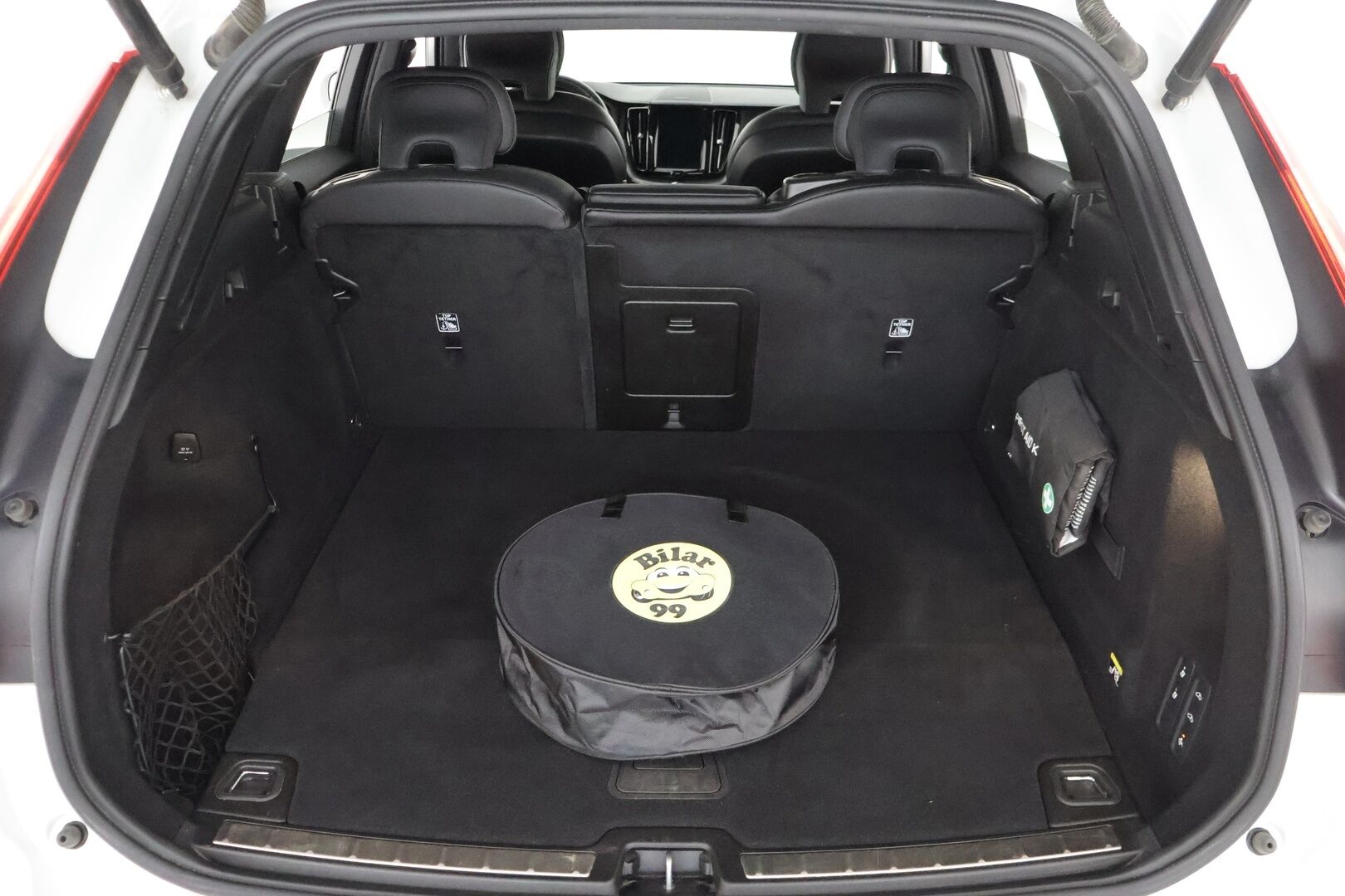 Volvo XC60 2019 T8 AWD R-Design aut * Harman&Kardon / Koukku / Adapt.vakkari / KeyLess / Kamera / Muistipenkki / Full-LED / Panoraama - 3,99 % KORKOTARJOUS TÄHÄN AUTOON - Akkutesti AVILOO 87/100! Kovilla varusteilla hyvin pidetty yksilö tarjolla!