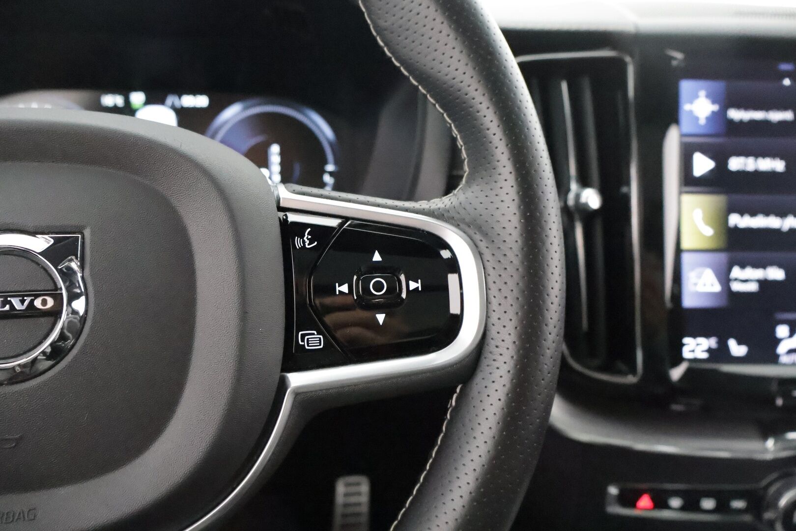Volvo XC60 2019 T8 AWD R-Design aut * Harman&Kardon / Koukku / Adapt.vakkari / KeyLess / Kamera / Muistipenkki / Full-LED / Panoraama - 3,99 % KORKOTARJOUS TÄHÄN AUTOON - Akkutesti AVILOO 87/100! Kovilla varusteilla hyvin pidetty yksilö tarjolla!