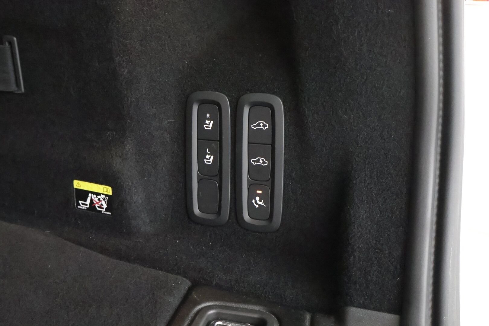 Volvo XC60 2019 T8 AWD R-Design aut * Harman&Kardon / Koukku / Adapt.vakkari / KeyLess / Kamera / Muistipenkki / Full-LED / Panoraama - 3,99 % KORKOTARJOUS TÄHÄN AUTOON - Akkutesti AVILOO 87/100! Kovilla varusteilla hyvin pidetty yksilö tarjolla!