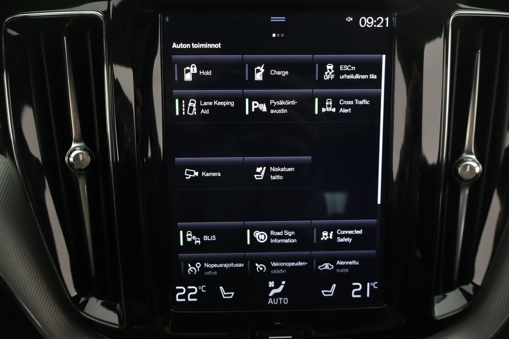 Volvo XC60 2019 T8 AWD R-Design aut * Harman&Kardon / Koukku / Adapt.vakkari / KeyLess / Kamera / Muistipenkki / Full-LED / Panoraama - 3,99 % KORKOTARJOUS TÄHÄN AUTOON - Akkutesti AVILOO 87/100! Kovilla varusteilla hyvin pidetty yksilö tarjolla!