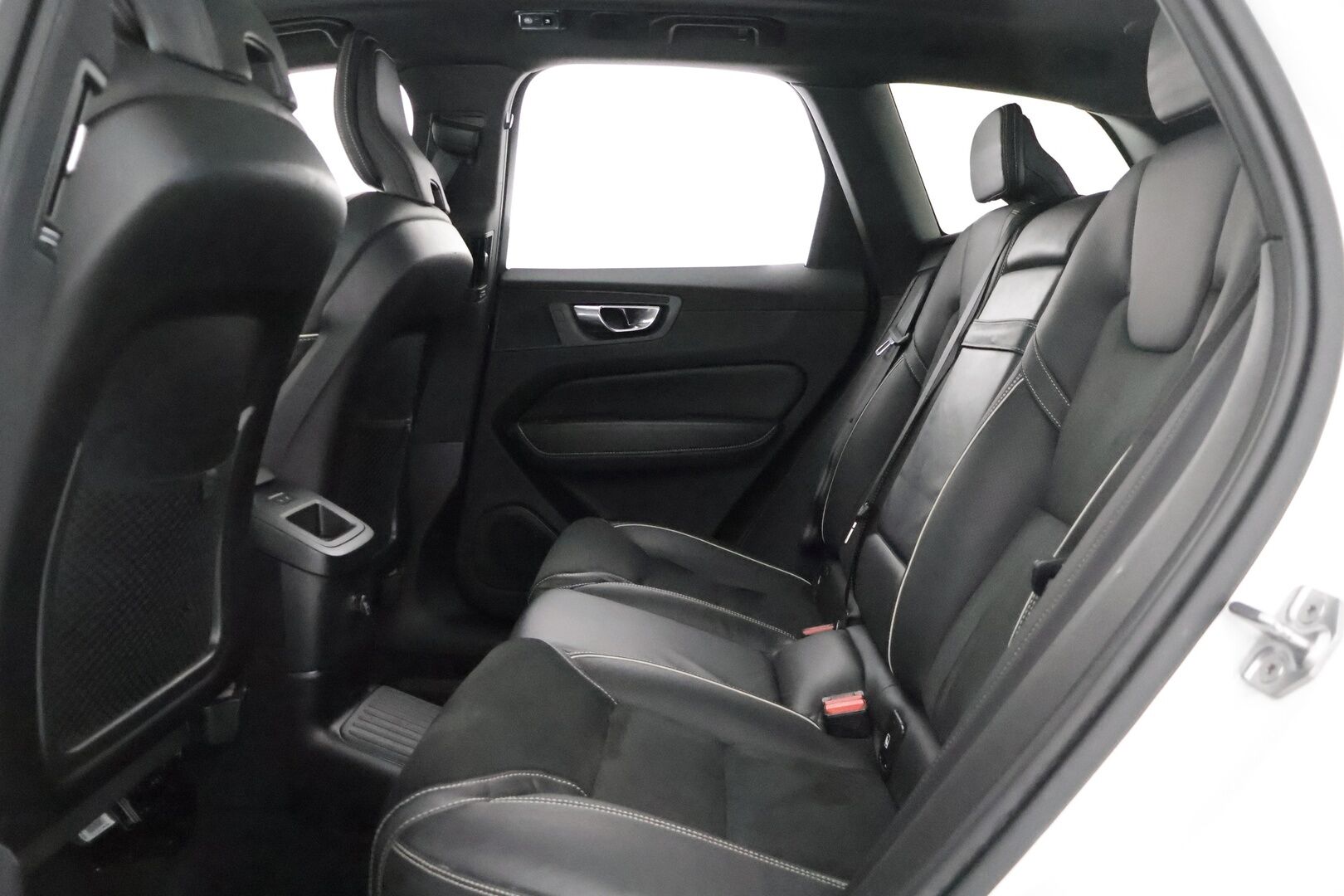Volvo XC60 2019 T8 AWD R-Design aut * Harman&Kardon / Koukku / Adapt.vakkari / KeyLess / Kamera / Muistipenkki / Full-LED / Panoraama - 3,99 % KORKOTARJOUS TÄHÄN AUTOON - Akkutesti AVILOO 87/100! Kovilla varusteilla hyvin pidetty yksilö tarjolla!