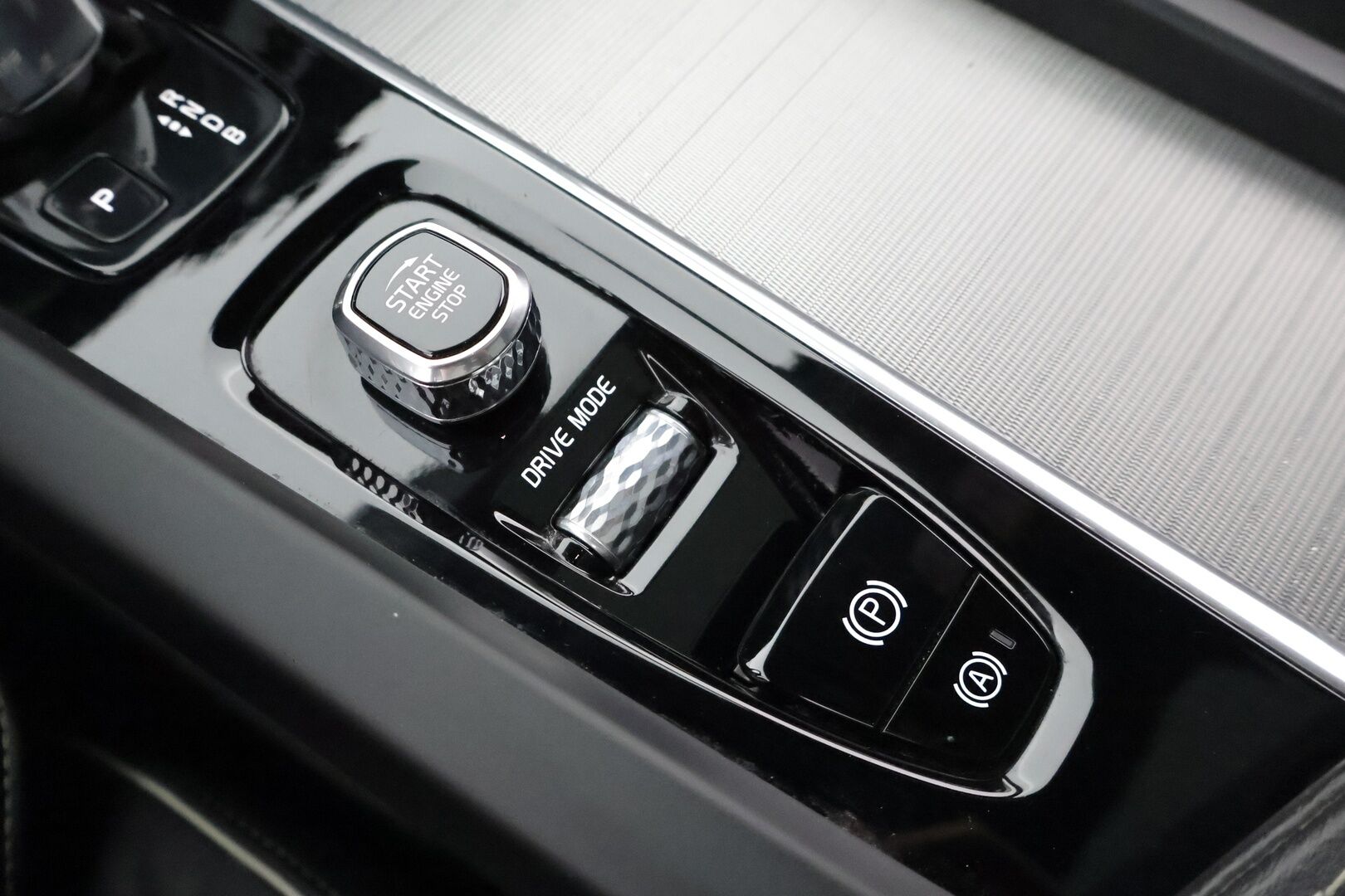Volvo XC60 2019 T8 AWD R-Design aut * Harman&Kardon / Koukku / Adapt.vakkari / KeyLess / Kamera / Muistipenkki / Full-LED / Panoraama - 3,99 % KORKOTARJOUS TÄHÄN AUTOON - Akkutesti AVILOO 87/100! Kovilla varusteilla hyvin pidetty yksilö tarjolla!