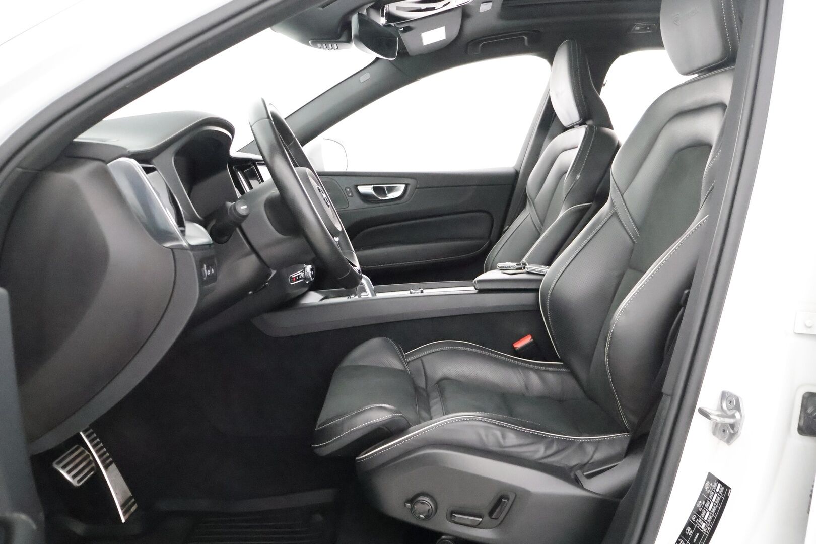 Volvo XC60 2019 T8 AWD R-Design aut * Harman&Kardon / Koukku / Adapt.vakkari / KeyLess / Kamera / Muistipenkki / Full-LED / Panoraama - 3,99 % KORKOTARJOUS TÄHÄN AUTOON - Akkutesti AVILOO 87/100! Kovilla varusteilla hyvin pidetty yksilö tarjolla!