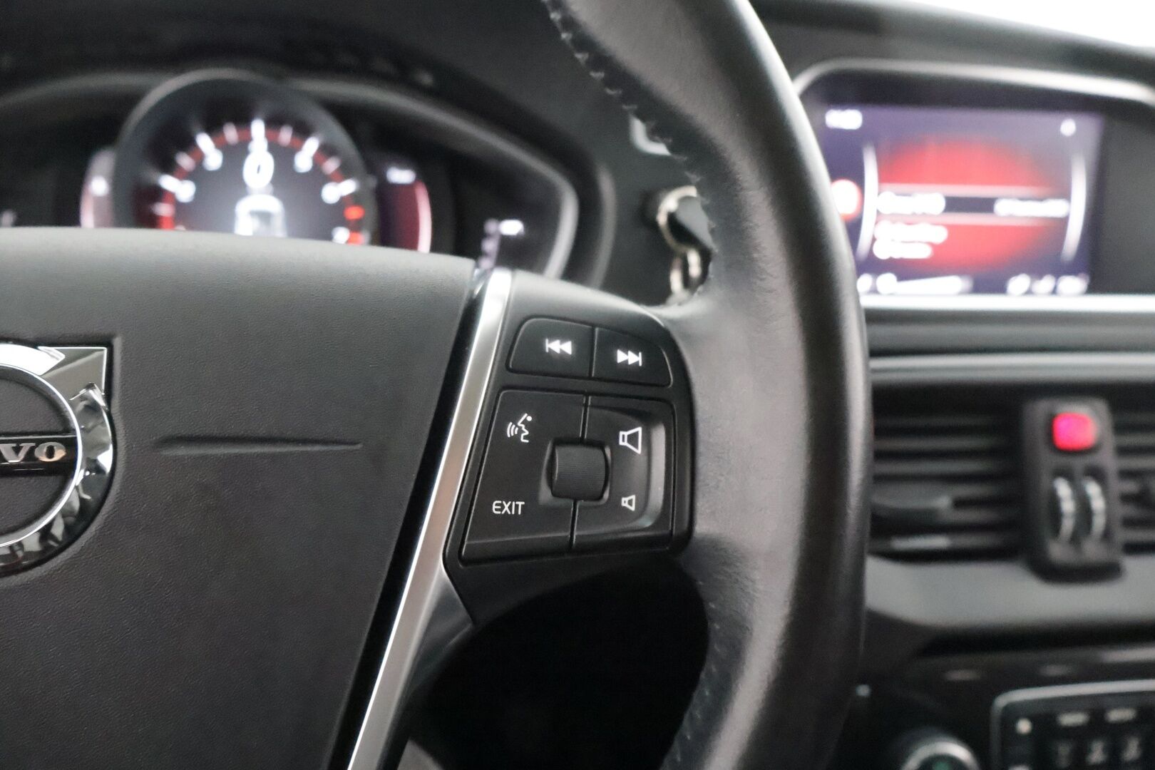 Volvo V40 2019 T2 Business Classic aut ** Suomi-auto / Pa-lämmitin / Vakkari / Keyless / VOC / P.tutka / Bluetooth ** - Suomi-auto / Kahdet renkaat / Digimittaristo