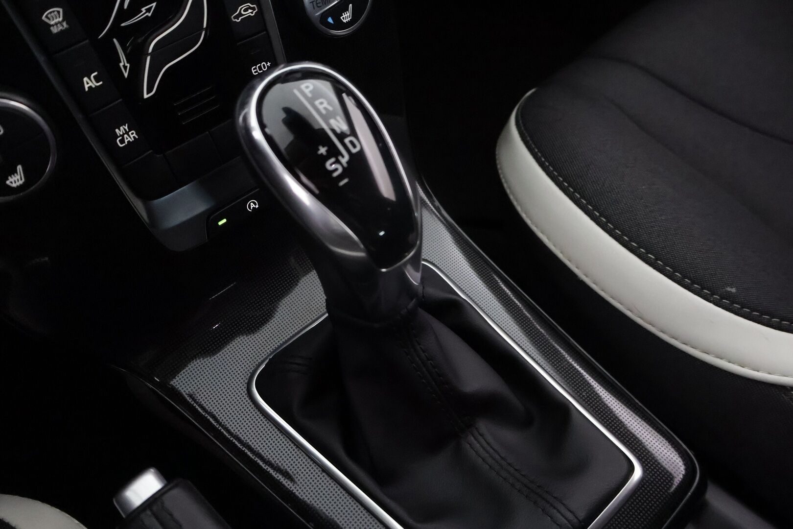 Volvo V40 2019 T2 Business Classic aut ** Suomi-auto / Pa-lämmitin / Vakkari / Keyless / VOC / P.tutka / Bluetooth ** - Suomi-auto / Kahdet renkaat / Digimittaristo