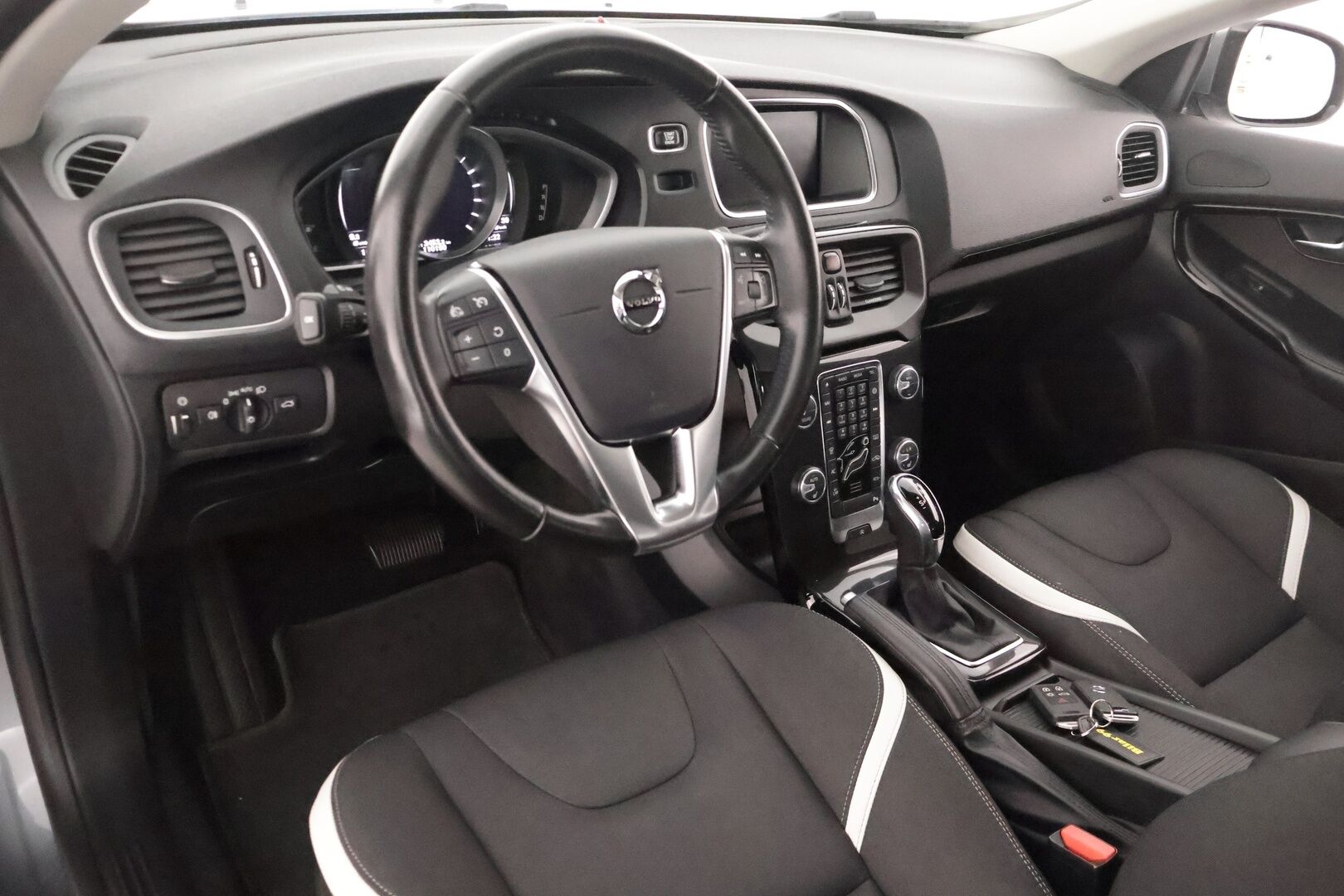 Volvo V40 2019 T2 Business Classic aut ** Suomi-auto / Pa-lämmitin / Vakkari / Keyless / VOC / P.tutka / Bluetooth ** - Suomi-auto / Kahdet renkaat / Digimittaristo