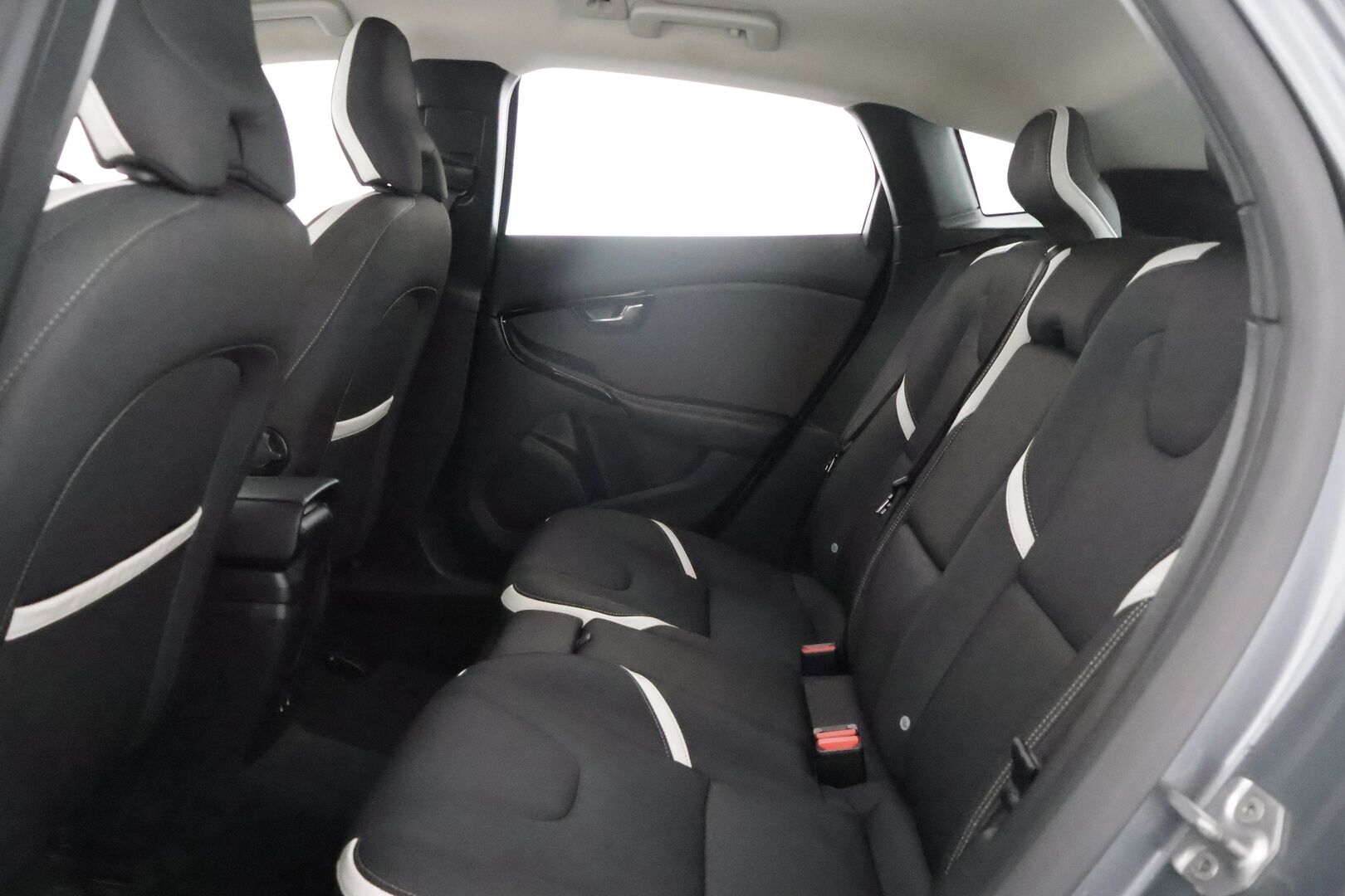Volvo V40 2019 T2 Business Classic aut ** Suomi-auto / Pa-lämmitin / Vakkari / Keyless / VOC / P.tutka / Bluetooth ** - Suomi-auto / Kahdet renkaat / Digimittaristo