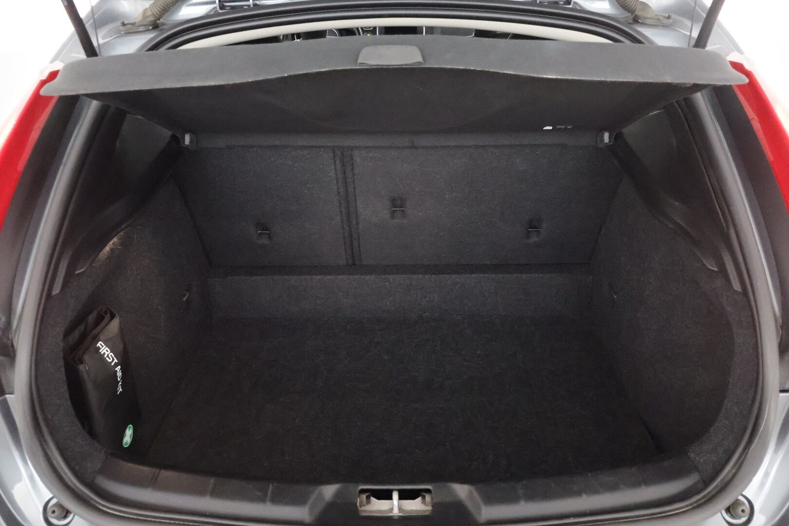 Volvo V40 2019 T2 Business Classic aut ** Suomi-auto / Pa-lämmitin / Vakkari / Keyless / VOC / P.tutka / Bluetooth ** - Suomi-auto / Kahdet renkaat / Digimittaristo