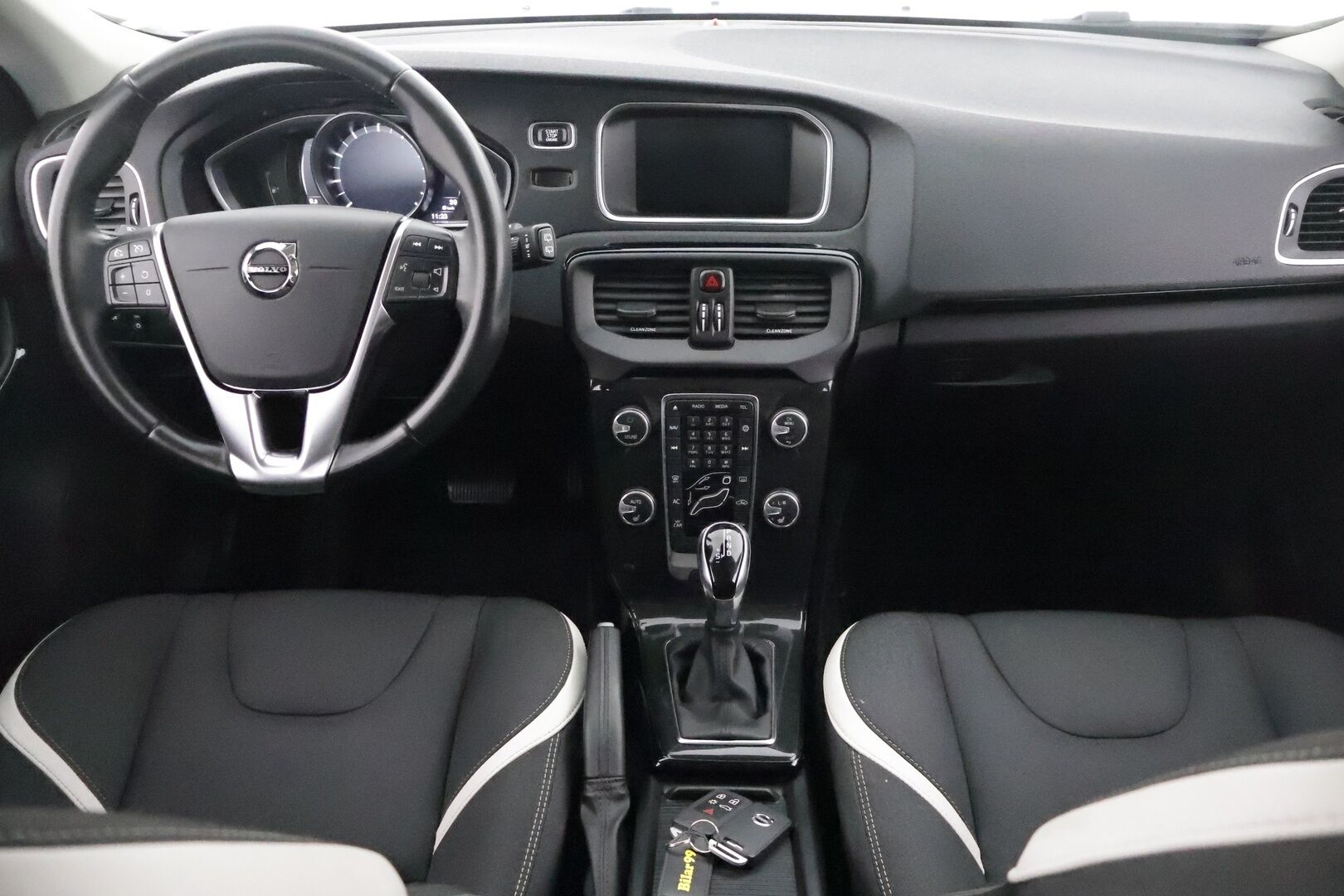 Volvo V40 2019 T2 Business Classic aut ** Suomi-auto / Pa-lämmitin / Vakkari / Keyless / VOC / P.tutka / Bluetooth ** - Suomi-auto / Kahdet renkaat / Digimittaristo