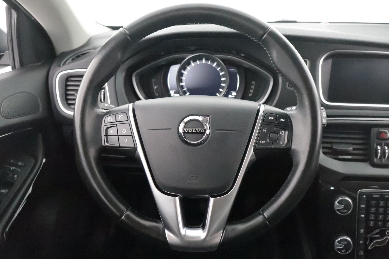Volvo V40 2019 T2 Business Classic aut ** Suomi-auto / Pa-lämmitin / Vakkari / Keyless / VOC / P.tutka / Bluetooth ** - Suomi-auto / Kahdet renkaat / Digimittaristo