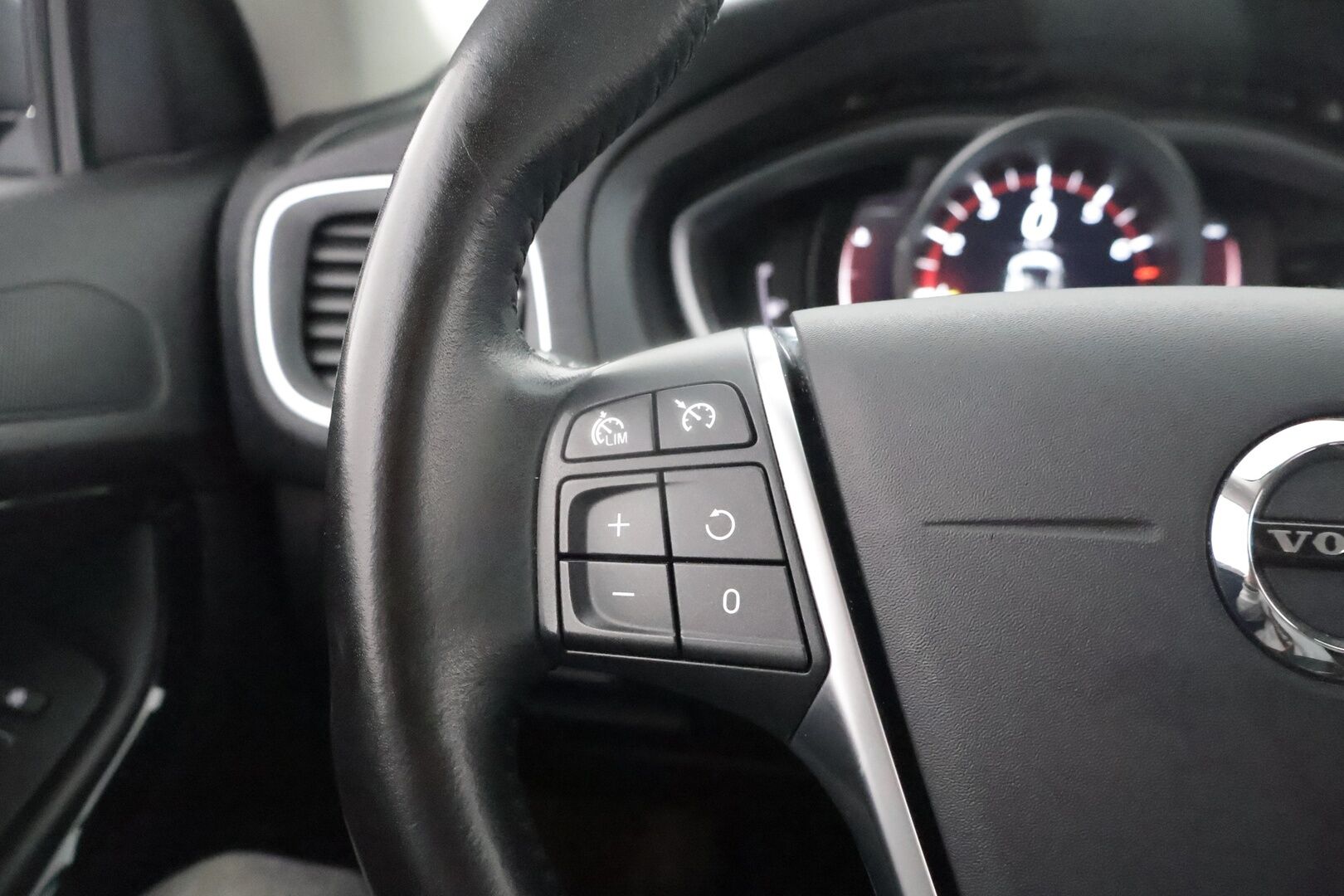 Volvo V40 2019 T2 Business Classic aut ** Suomi-auto / Pa-lämmitin / Vakkari / Keyless / VOC / P.tutka / Bluetooth ** - Suomi-auto / Kahdet renkaat / Digimittaristo