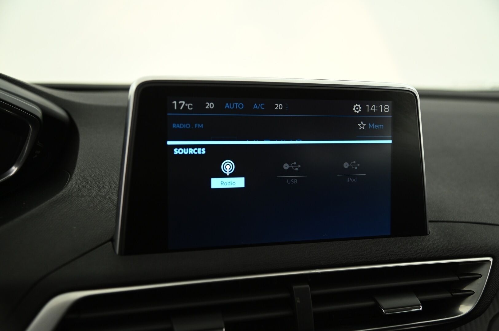 Peugeot 5008 2019 Active BlueHDi 130 EAT8-automaatti *Digimittaristo / Peruutuskamera / Tutkat / Lämmitettävä tuulilasi / Kaistavahti* - * Suomi-auto / Juuri Huollettu / 2x Renkaat ja vanteet *