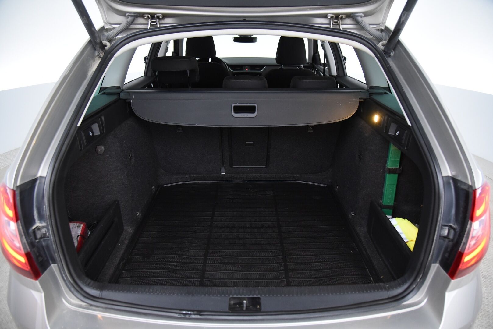 Skoda Octavia 2019 Combi 2,0 TDI 184 4x4 Scout DSG Autom. / ACC / Webasto / Koukku / P-kamera / Läm. tuulilasi - 2-om Suomi-auto / Jakohihna vaihdettu 2025! / 2x renkaat / 