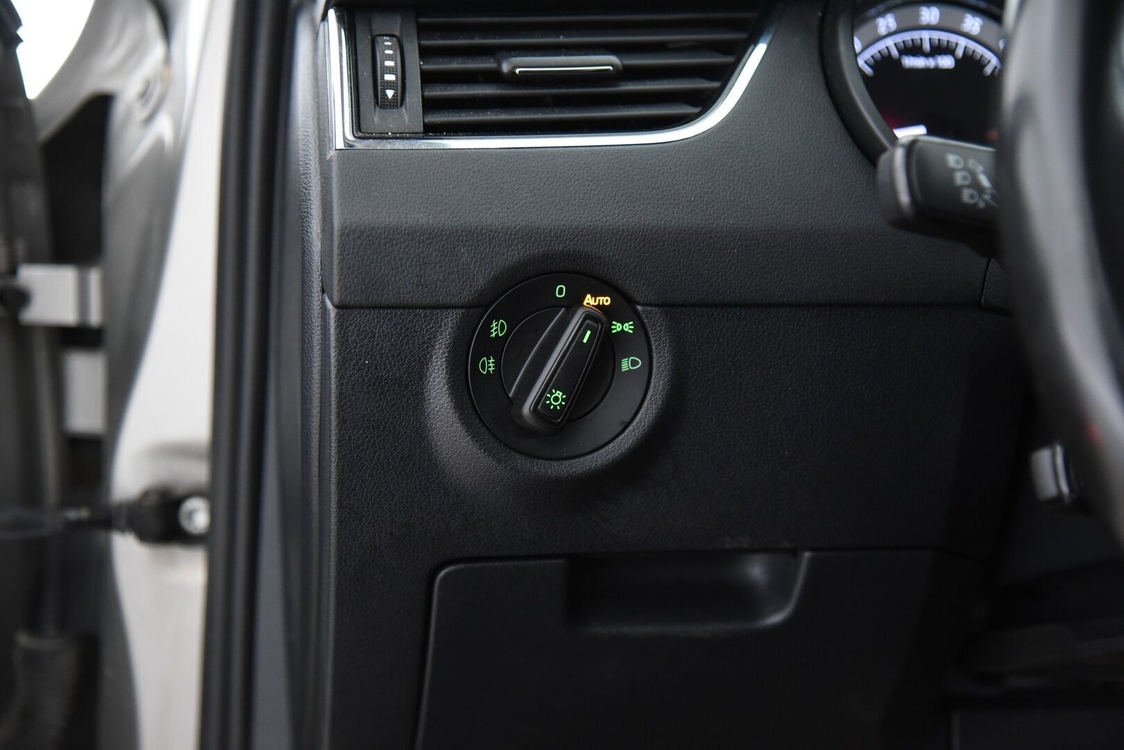 Skoda Octavia 2019 Combi 2,0 TDI 184 4x4 Scout DSG Autom. / ACC / Webasto / Koukku / P-kamera / Läm. tuulilasi - 2-om Suomi-auto / Jakohihna vaihdettu 2025! / 2x renkaat / 