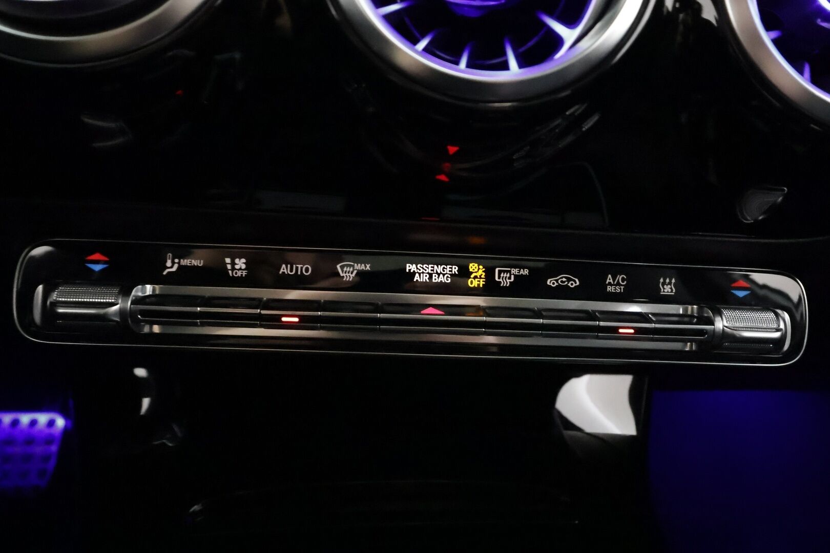 Mercedes-Benz A 2019 180 A Business AMG - | Distronic Pro | Lisälämmitin | Muistipenkit | Burmester | Widescreen | Lasikattoluukku | Puolinahat Sporttipenkit | Apple&Android | 1.Om Suomi-auto | Kahdet Renkaat |