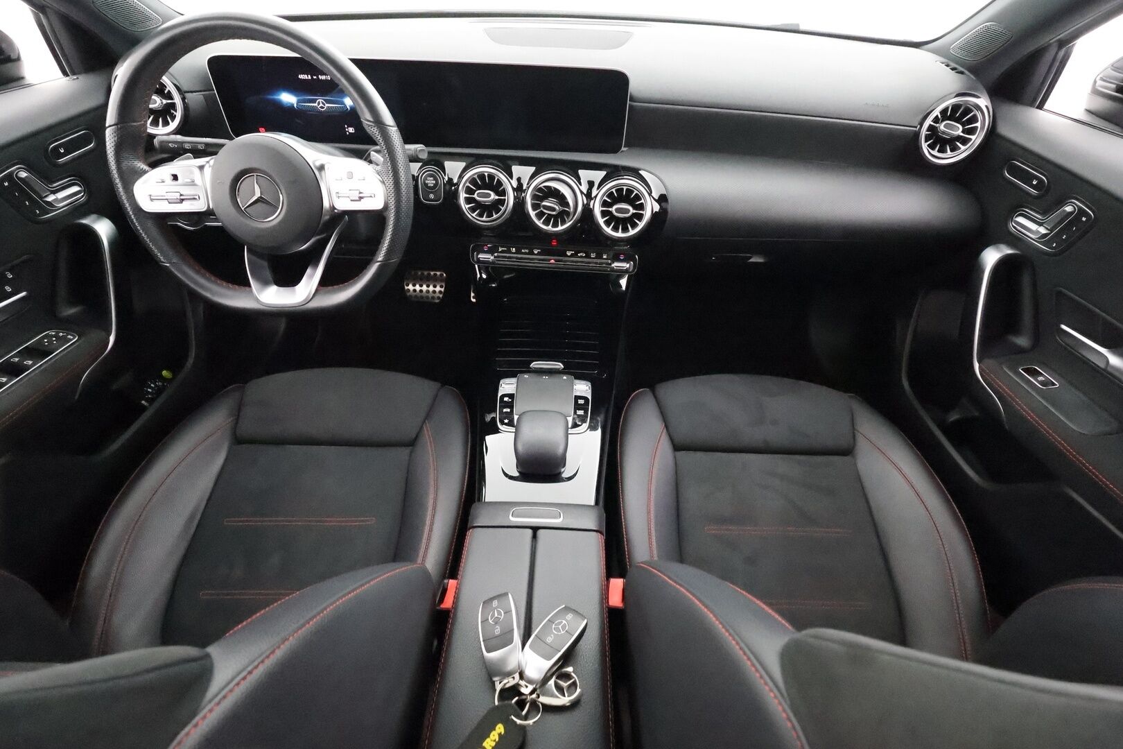 Mercedes-Benz A 2019 180 A Business AMG - | Distronic Pro | Lisälämmitin | Muistipenkit | Burmester | Widescreen | Lasikattoluukku | Puolinahat Sporttipenkit | Apple&Android | 1.Om Suomi-auto | Kahdet Renkaat |