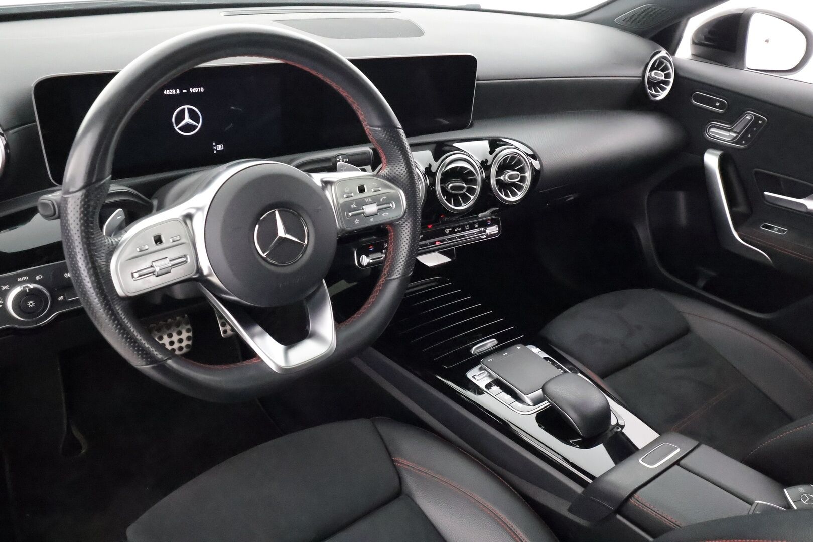 Mercedes-Benz A 2019 180 A Business AMG - | Distronic Pro | Lisälämmitin | Muistipenkit | Burmester | Widescreen | Lasikattoluukku | Puolinahat Sporttipenkit | Apple&Android | 1.Om Suomi-auto | Kahdet Renkaat |
