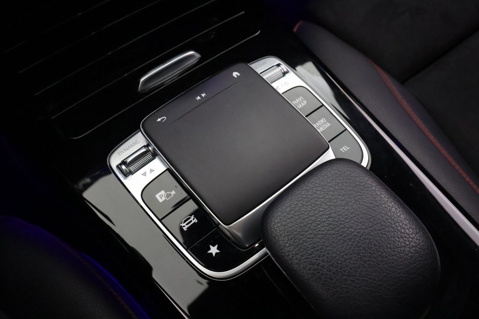 Mercedes-Benz A 2019 180 A Business AMG - | Distronic Pro | Lisälämmitin | Muistipenkit | Burmester | Widescreen | Lasikattoluukku | Puolinahat Sporttipenkit | Apple&Android | 1.Om Suomi-auto | Kahdet Renkaat |