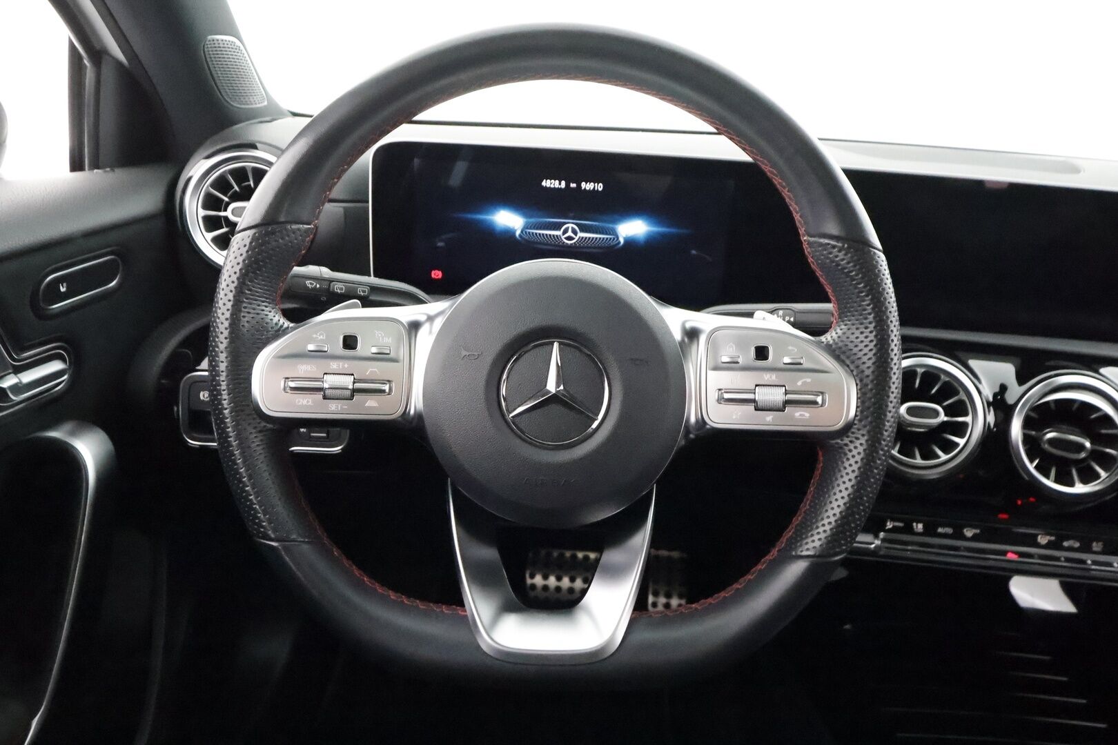 Mercedes-Benz A 2019 180 A Business AMG - | Distronic Pro | Lisälämmitin | Muistipenkit | Burmester | Widescreen | Lasikattoluukku | Puolinahat Sporttipenkit | Apple&Android | 1.Om Suomi-auto | Kahdet Renkaat |