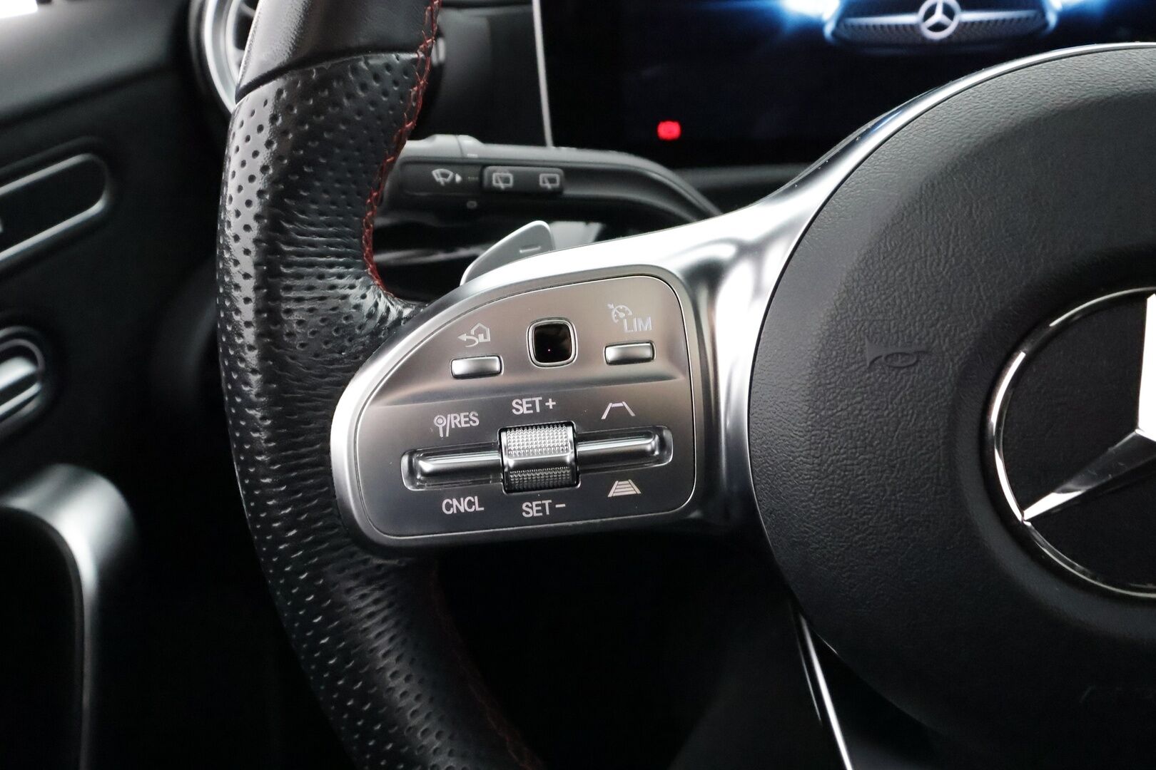 Mercedes-Benz A 2019 180 A Business AMG - | Distronic Pro | Lisälämmitin | Muistipenkit | Burmester | Widescreen | Lasikattoluukku | Puolinahat Sporttipenkit | Apple&Android | 1.Om Suomi-auto | Kahdet Renkaat |