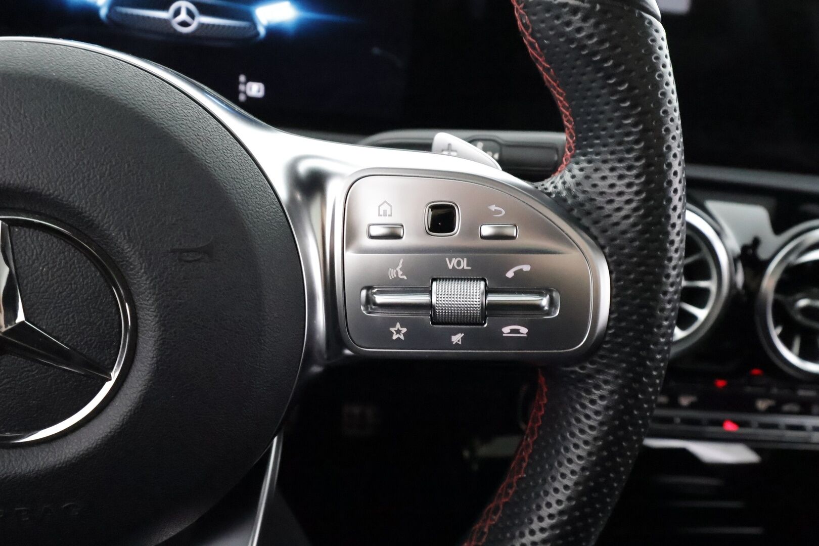 Mercedes-Benz A 2019 180 A Business AMG - | Distronic Pro | Lisälämmitin | Muistipenkit | Burmester | Widescreen | Lasikattoluukku | Puolinahat Sporttipenkit | Apple&Android | 1.Om Suomi-auto | Kahdet Renkaat |