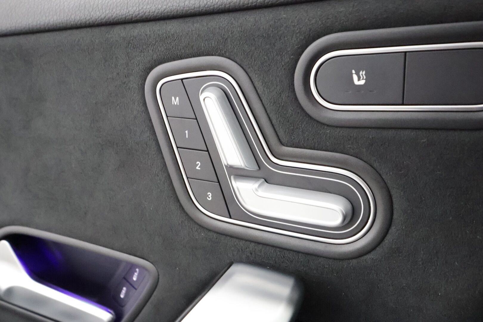 Mercedes-Benz A 2019 180 A Business AMG - | Distronic Pro | Lisälämmitin | Muistipenkit | Burmester | Widescreen | Lasikattoluukku | Puolinahat Sporttipenkit | Apple&Android | 1.Om Suomi-auto | Kahdet Renkaat |