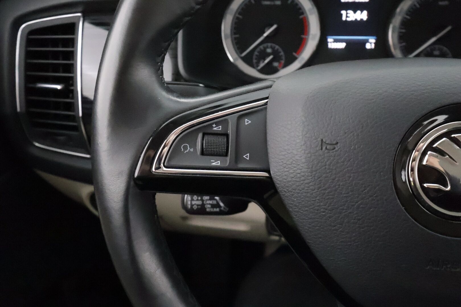 Skoda Kodiaq 2019 2,0 TSI 4x4 Style DSG Autom. - | ACC | Webasto | Koukku | Canton | Muistipenkit | P.kamera | LED | Puolinahat | Ratinlämmitys | Apple&Android | Suom-auto | Kahdet Renkaat | Merkkihuollettu |