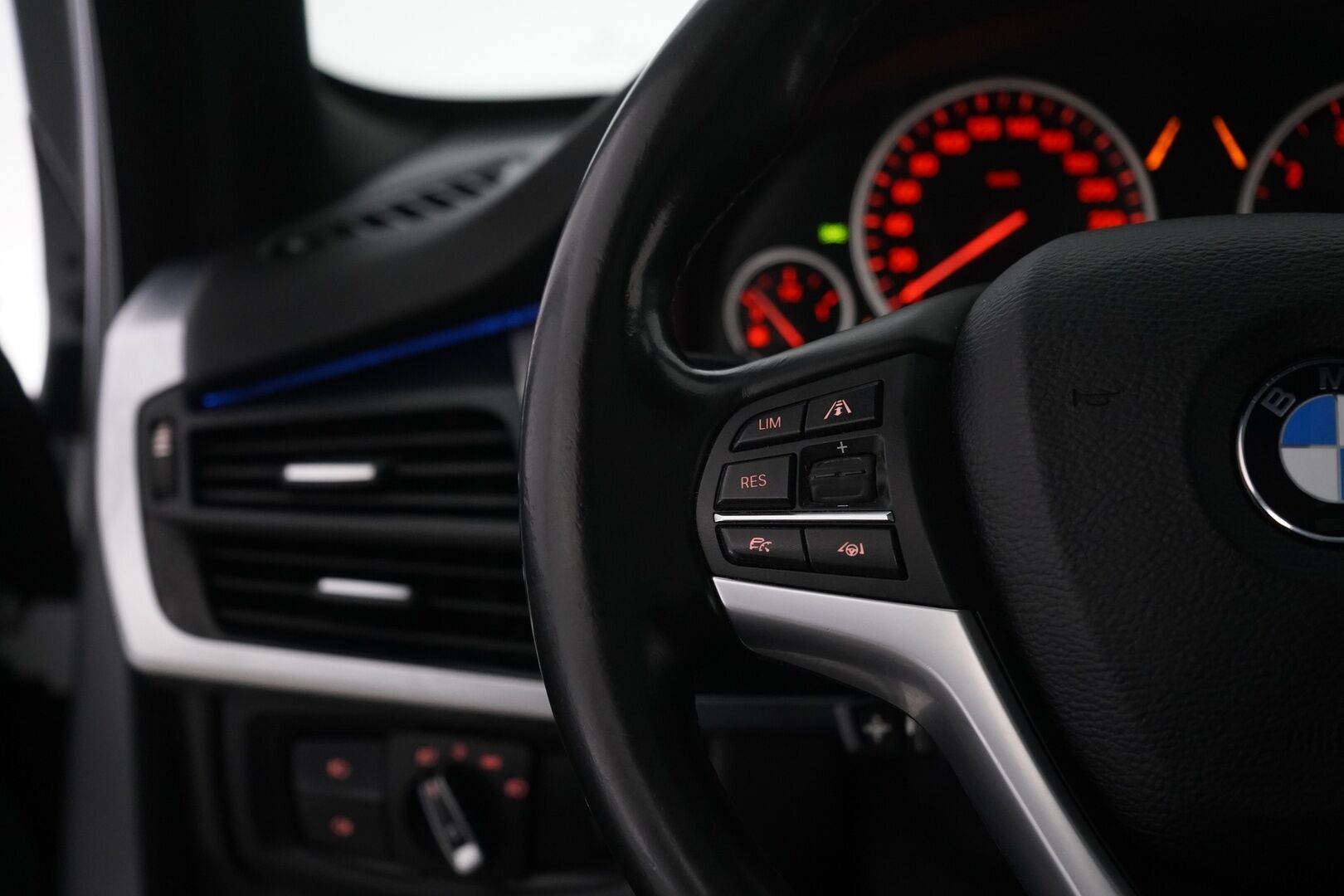 BMW X5 2017 xDrive 40e iPerformance F15 *YritysOutlet - Myydään vain yrityksille* - ACC / Ilmastoidut penkit / Lasikatto / Harman Kardon / Kahdet renkaat