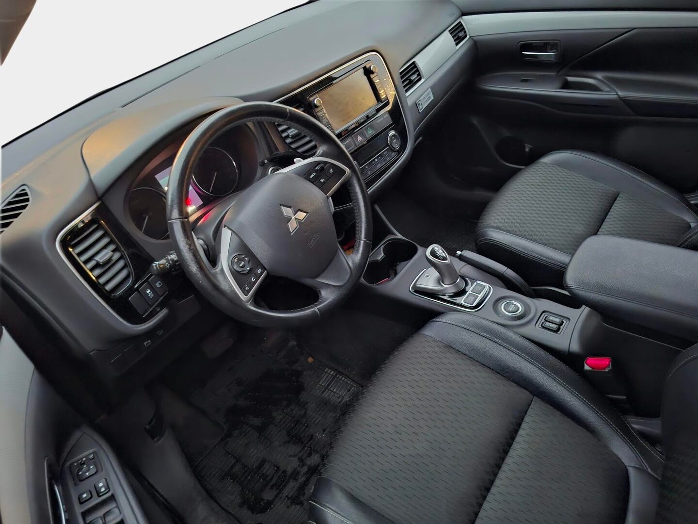 MITSUBISHI OUTLANDER PHEV 2015 4WD Comfort Plus 7Summit - * Xenon / Avaimeton kulku ja käyn / Vetokoukku / Puolinahat * - KORKO VAIN 3,99 %