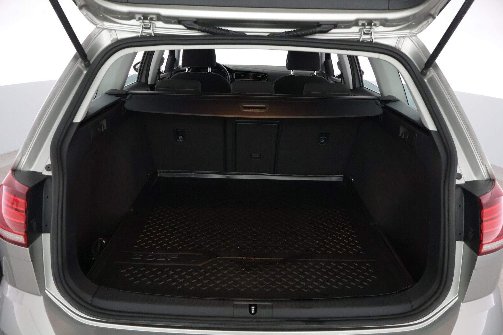 Volkswagen Golf 2019 Variant Highline 1,0 TSI 85 kW (115 hv) DSG-automaatti *Adapt. vakkari / Webasto / Navi / P. Kamera / Kessy* - *Suomi-auto / 2x renkaat alkuperäisillä vanteilla / Jakohihna vaihdettu 2025*
