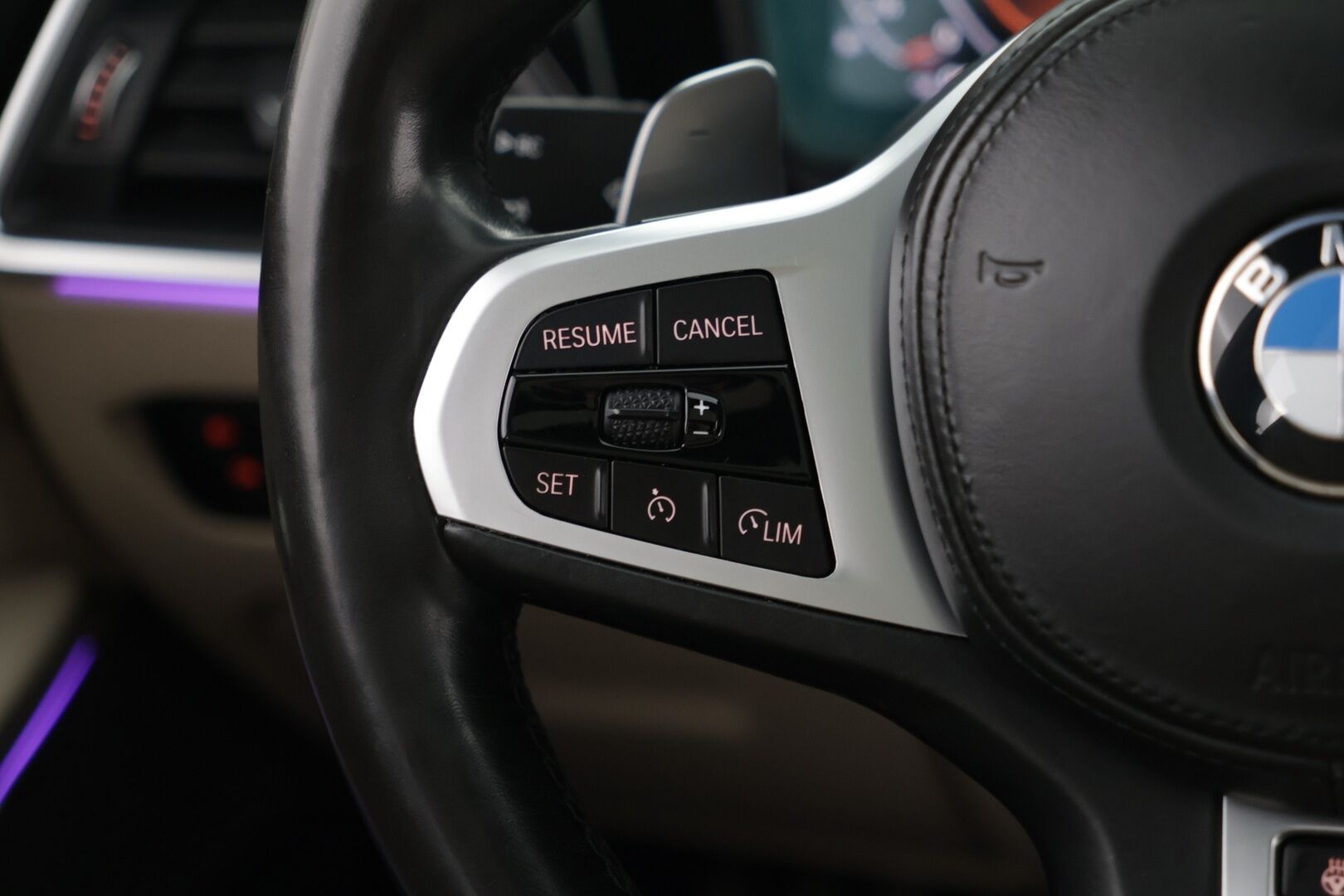 BMW 330 2019 G20 Sedan 330i A Launch Edition M Sport - Webasto | H&K | HUD | 360 peruutuskamera | Laser | Muistipenkki kuljettalla | Nahkasport-istuimet | Lasikattoluukku | Vaalea nahkasisusta | Ambient Light | 